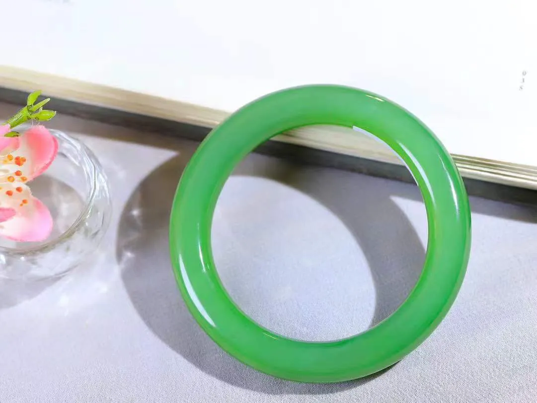 【花样年华·手镯】

收藏传家级臻品和田玉碧玉猫眼圆条手镯，质地油润细腻，色泽高贵典雅，镯型古朴典