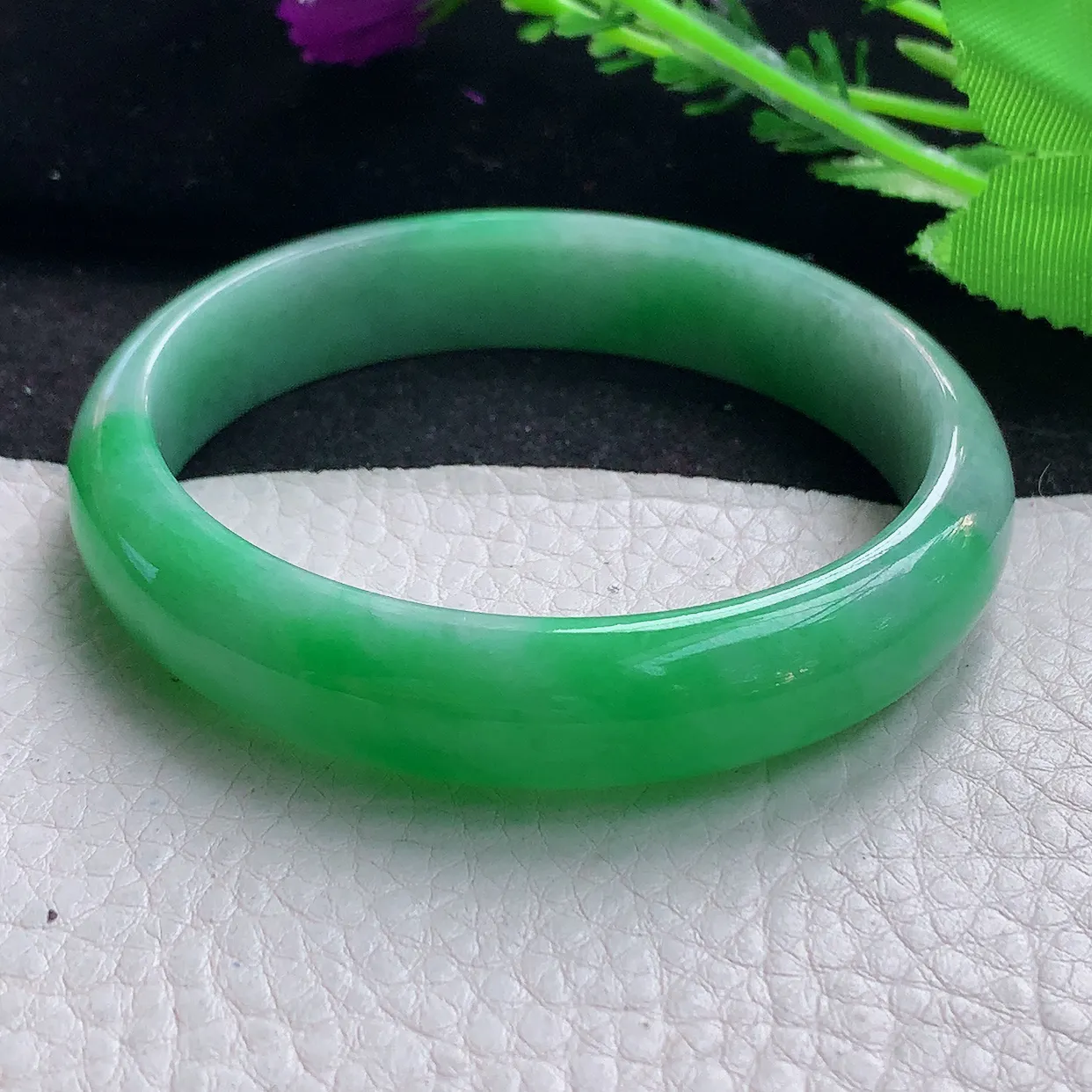 nr自然光58.5*12.8*7平安镯 缅甸翡翠A货辣绿宽边玉手镯玉手环