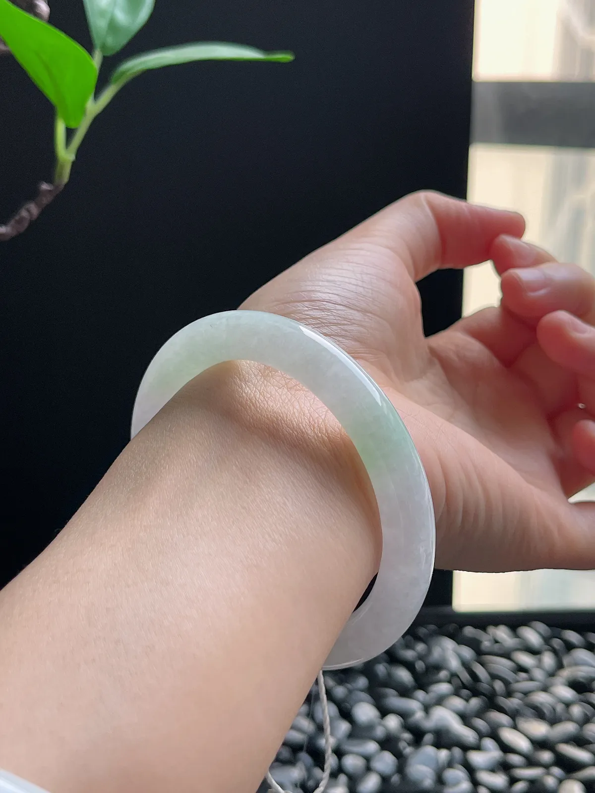 圆镯54.8圈口，翡翠冰糯种春带彩手镯