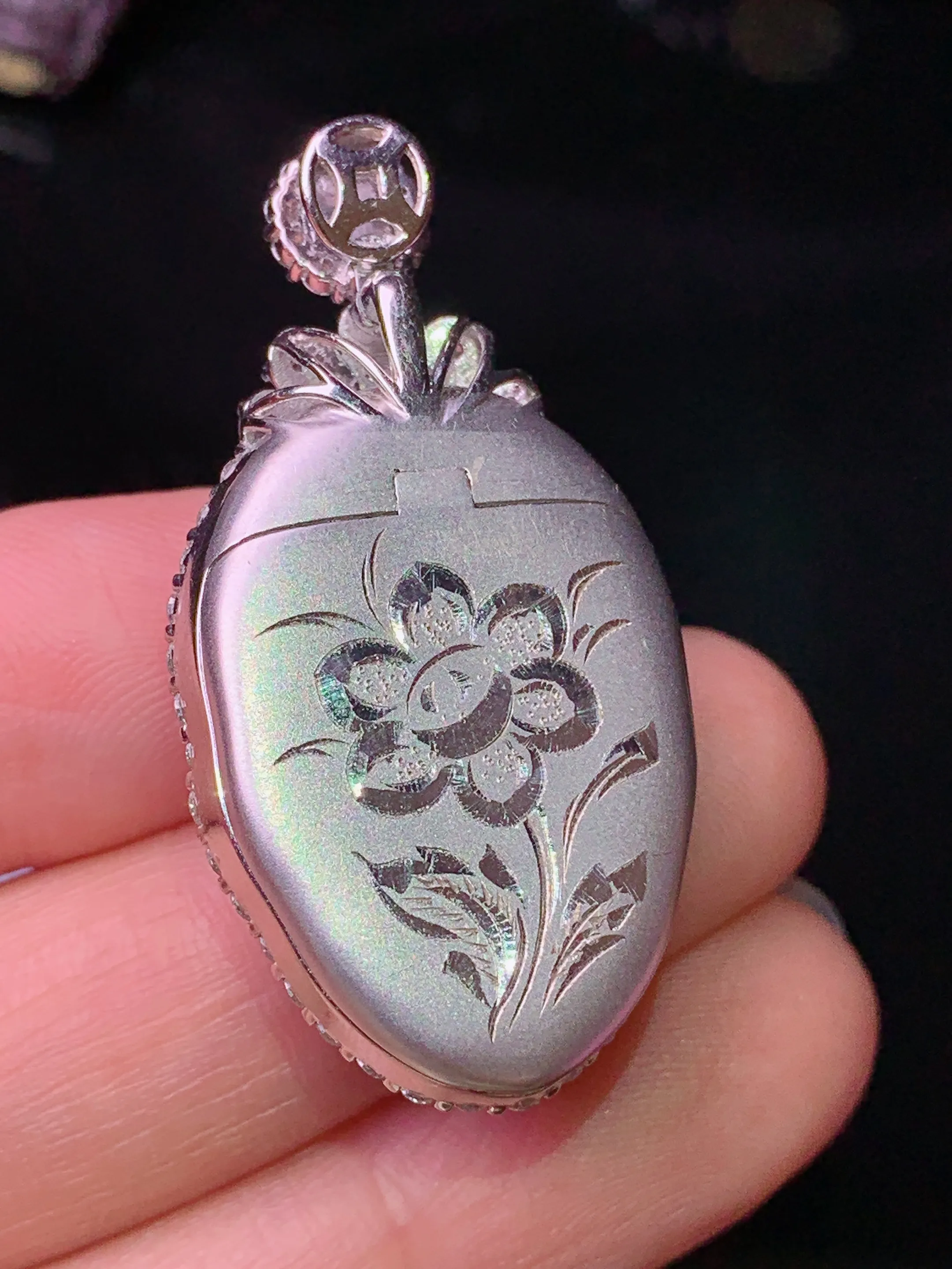 18k金钻镶嵌满绿树叶吊坠 玉质细腻 色泽清新艳丽 整体尺寸39.7*20.8*9.8