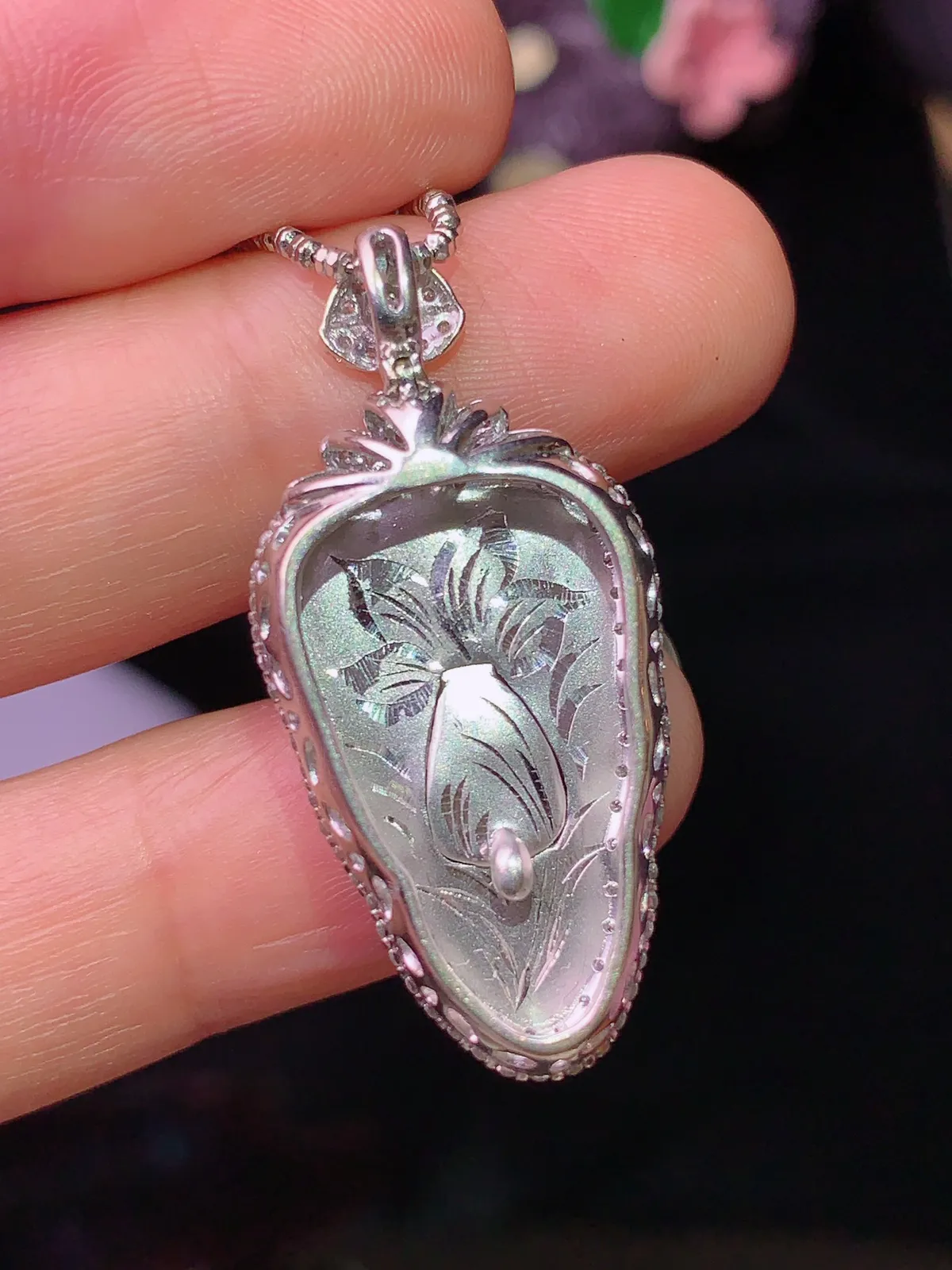 18k金钻镶嵌满绿树叶吊坠 玉质细腻 水润亮眼  整体尺寸33.3*16*7.2