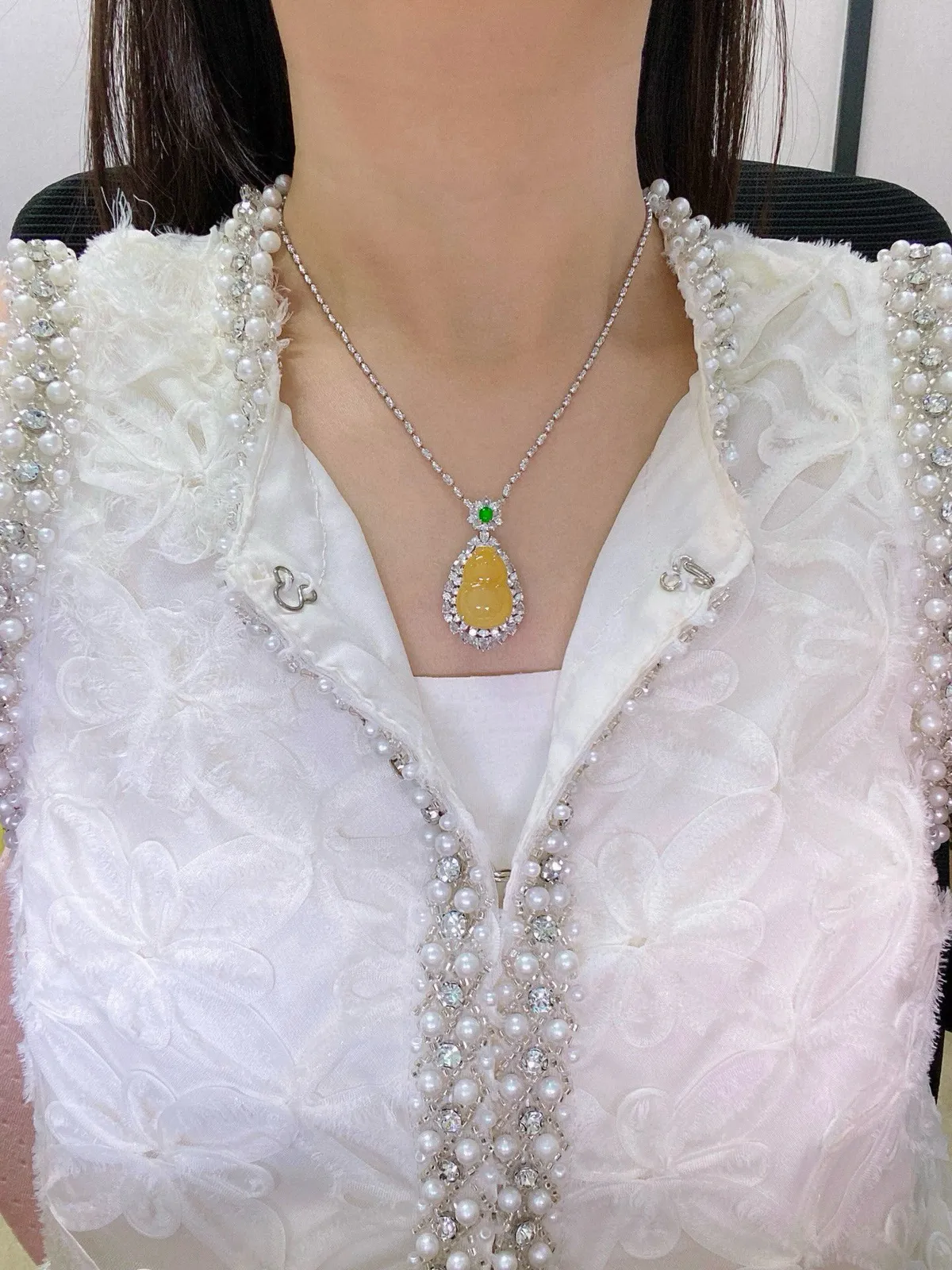 【冰种黄翡葫芦吊坠】质地细腻，冰感十足，晶莹透亮，18K金钻镶嵌，裸石尺寸20.2*13.7*5.2毫米