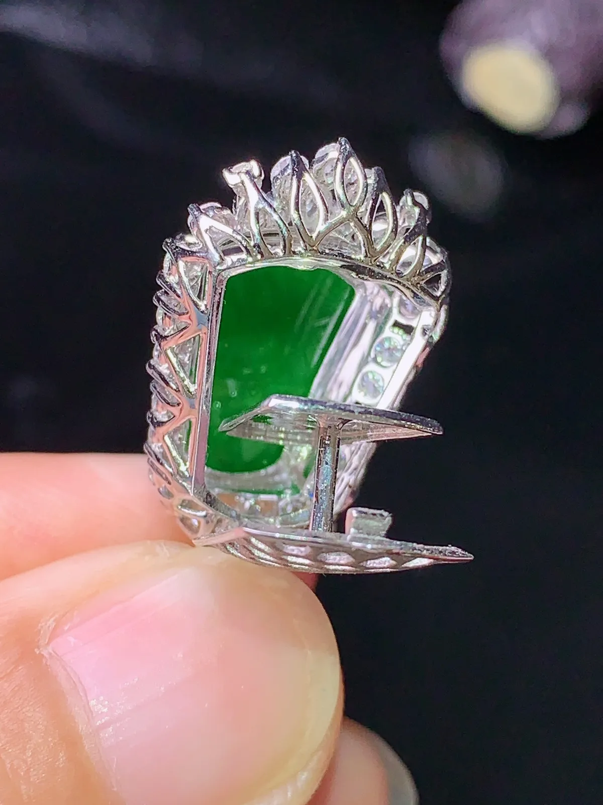 18k金钻镶嵌满绿无事牌吊坠 玉质细腻 色泽艳丽 水润亮眼  整体尺寸36.2*14.3*9