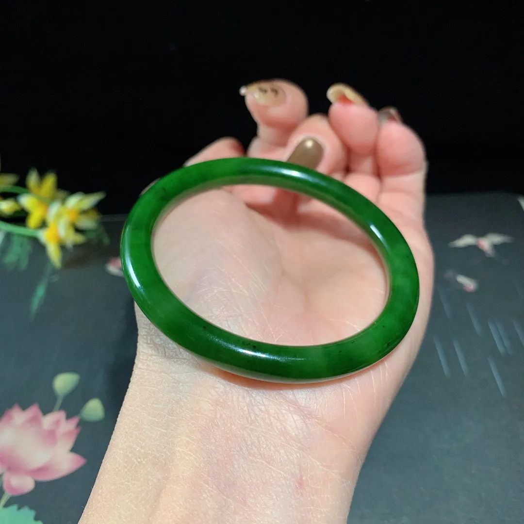 和田玉54.5圈口阳绿色圆条碧玉手镯！圈口54.5宽8玉质细腻油润 底色纯净 无纹裂 脂粉好，品质高