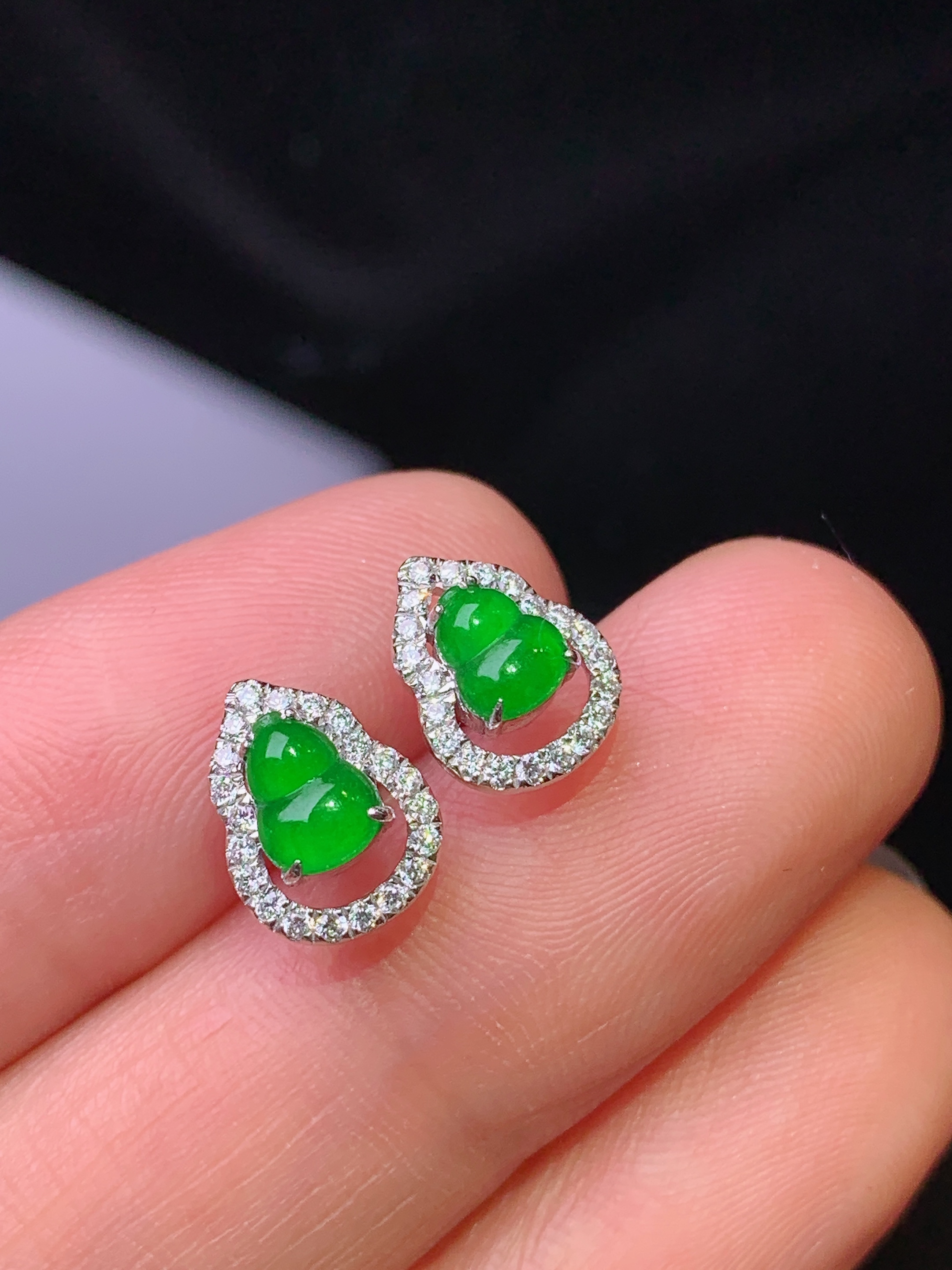 18k金钻镶嵌满绿葫芦吊坠 玉质细腻 色泽清新艳丽 整体尺寸9.6*7.2*3.5