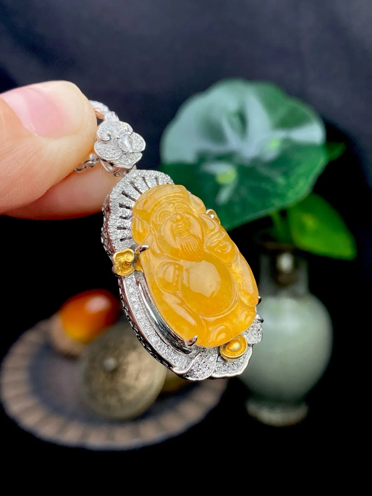 【冰种黄翡财神】质地细腻，工艺很好，饱满圆润，笑口常开，18k金钻镶嵌，裸石尺寸22*15.4*3.2毫米