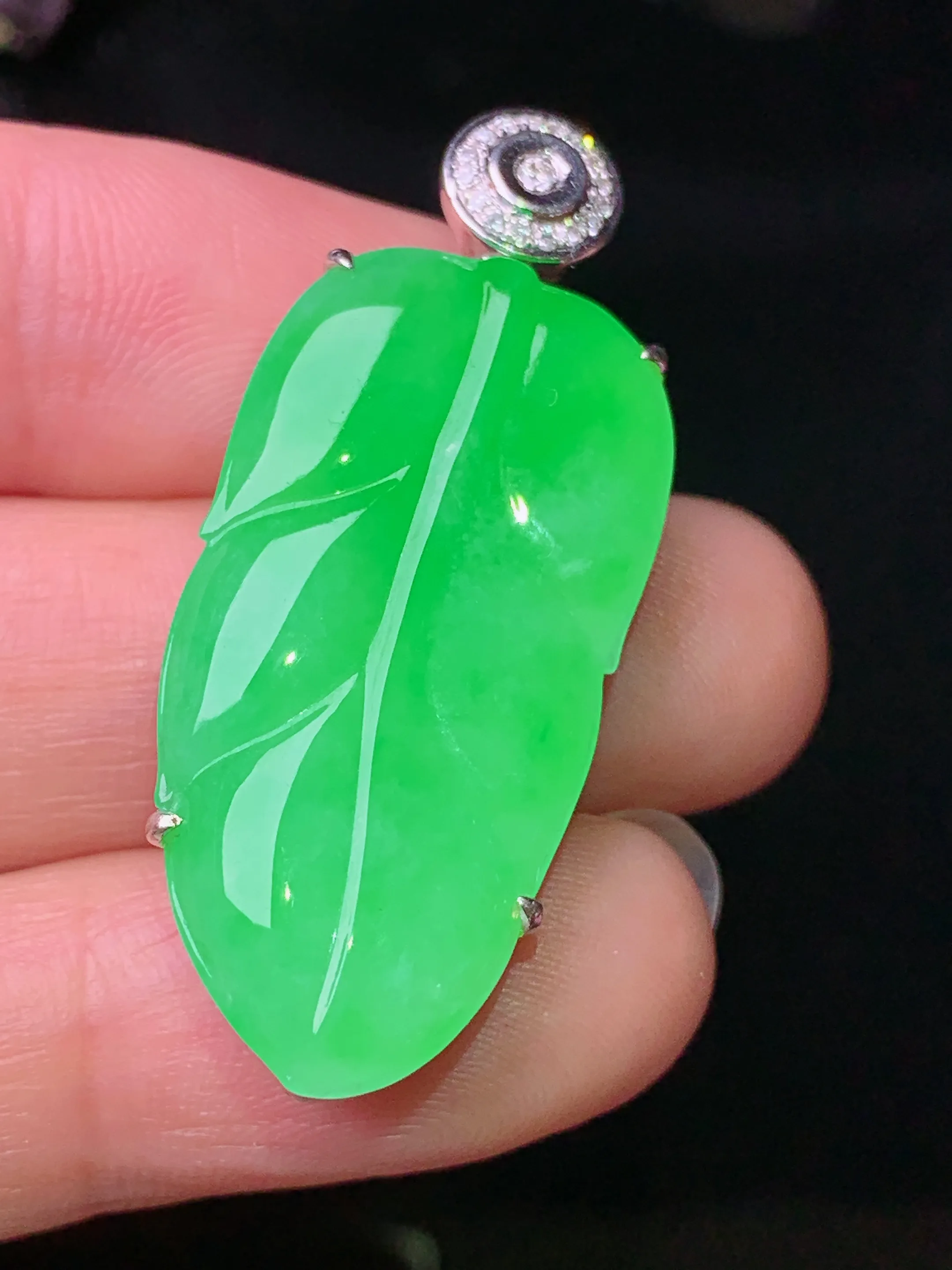 18k金钻镶嵌翠绿树叶吊坠 玉质细腻 色泽清新艳丽 整体尺寸39.6*16.2*7.3