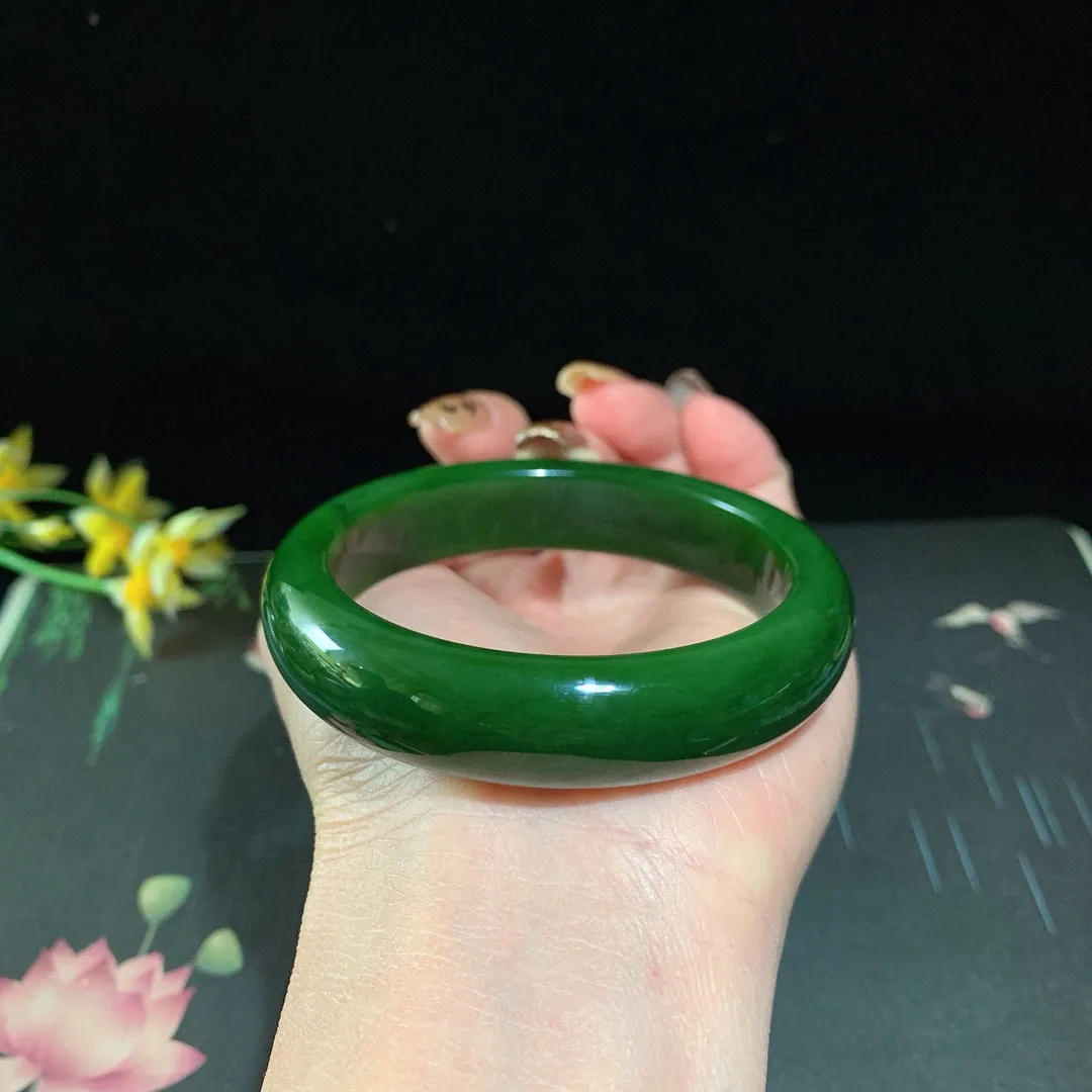 和田玉56.5圈口菠菜绿碧玉宽条手镯！玉质细腻油润 底色纯净 无裂无杂 脂粉好，品质高