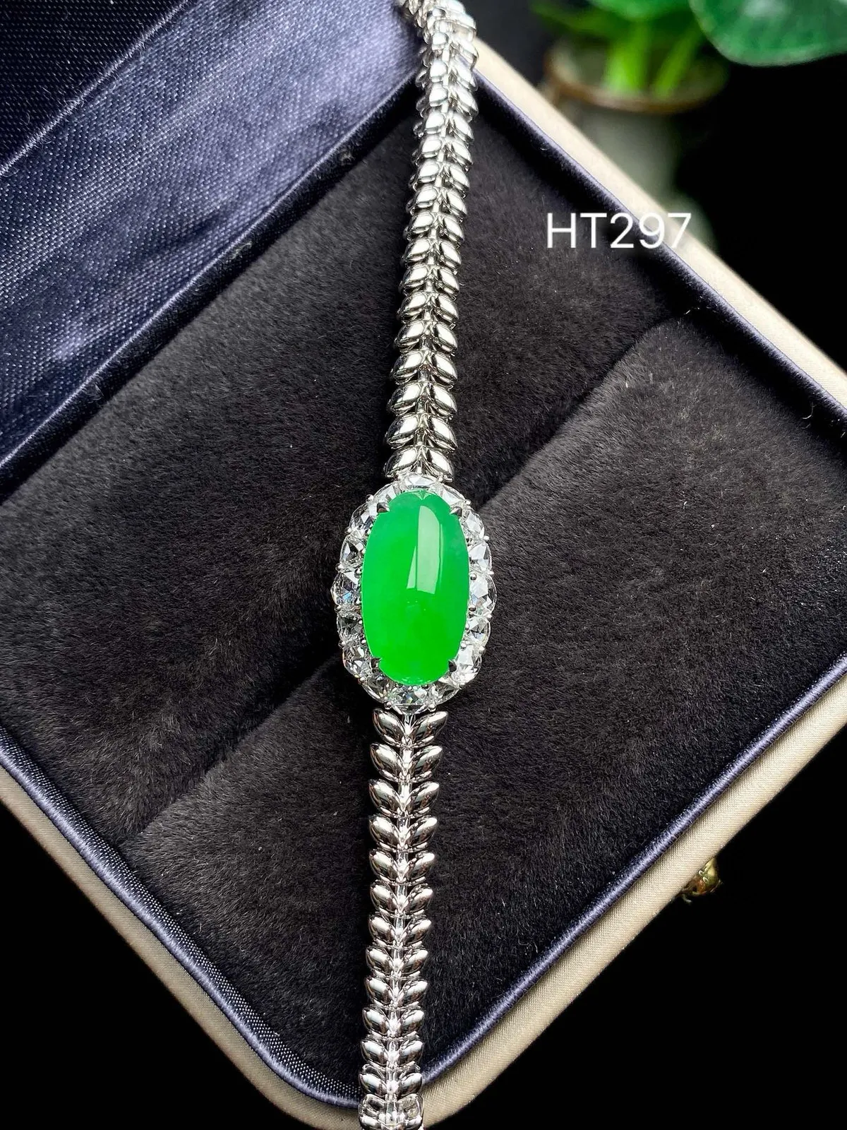 【冰种满绿蛋面手链】质地细腻，饱满圆润，光泽闪耀，流行款，18K金搭配，裸石尺寸13.1*7.2*3