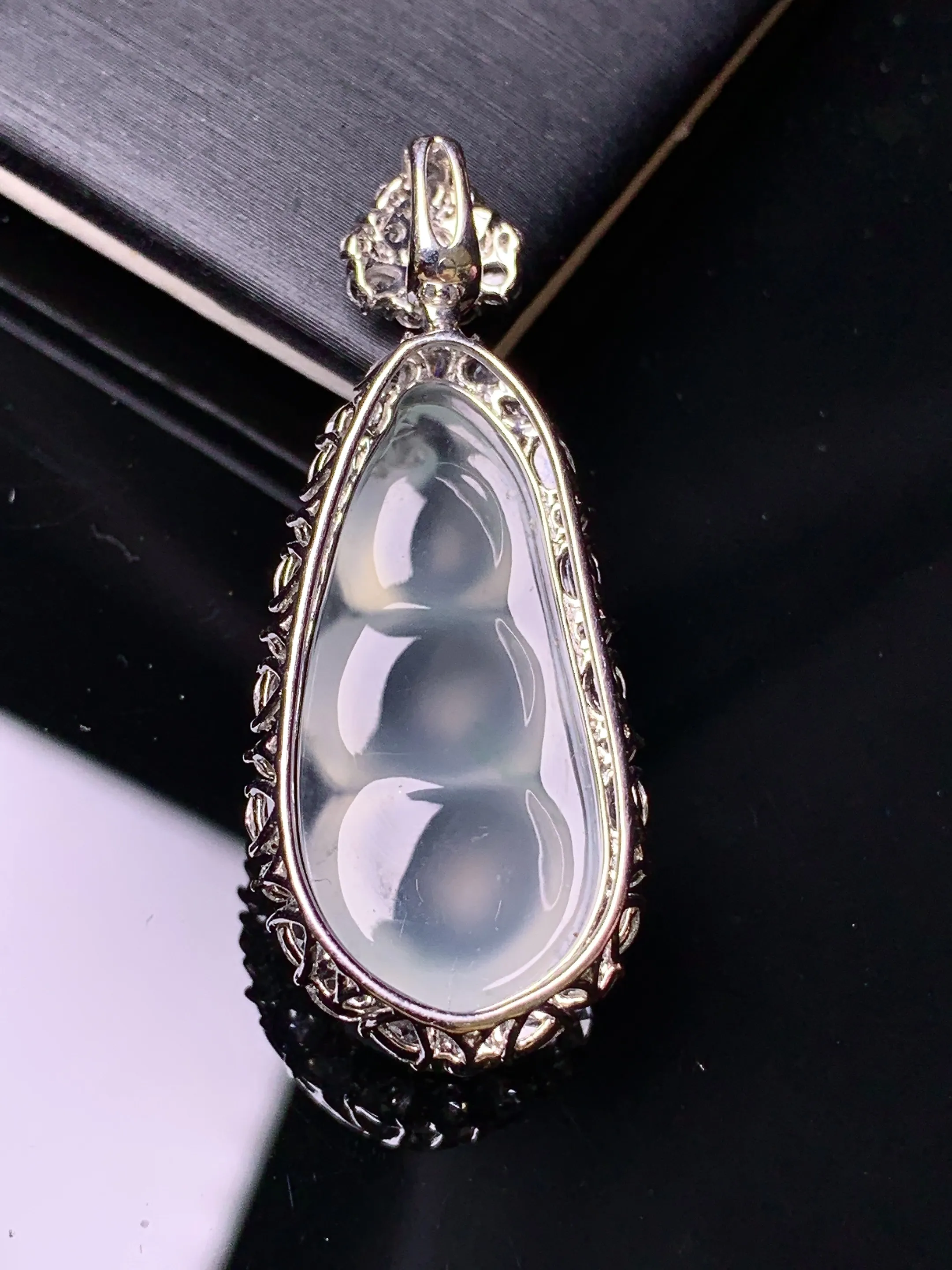 18k金钻镶嵌冰种四季豆吊坠 玉质细腻 色泽清新艳丽 整体尺寸39.5*16.5*9.3