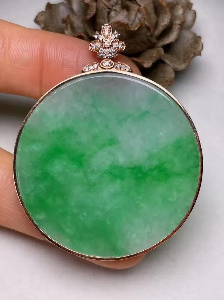 冰糯种辣色平安扣吊坠、真金真钻镶嵌，种水好，玉质细腻 .裸石尺寸 40.5