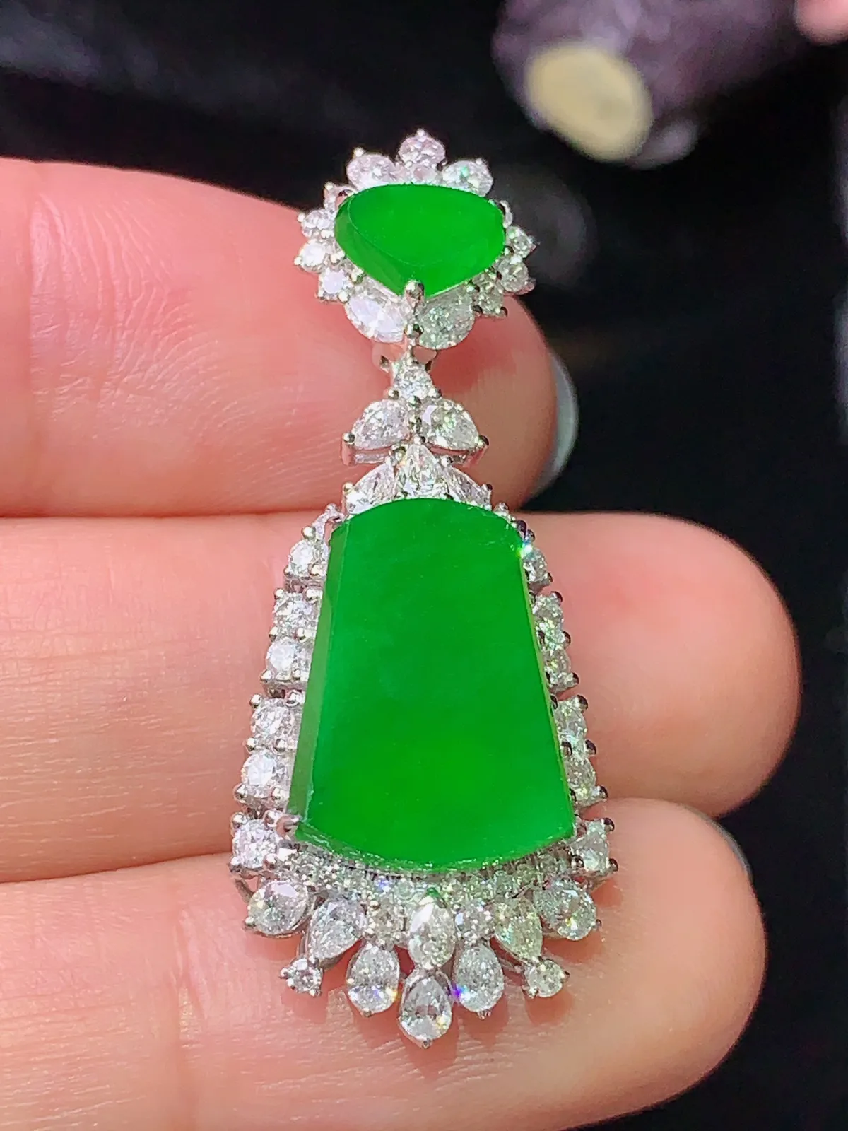 18k金钻镶嵌满绿无事牌吊坠 玉质细腻 色泽艳丽 水润亮眼  整体尺寸36.2*14.3*9