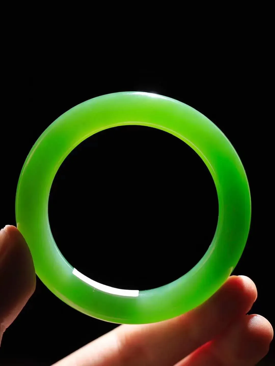 【花样年华·手镯】

收藏传家级臻品和田玉碧玉猫眼圆条手镯，质地油润细腻，色泽高贵典雅，镯型古朴典雅。在诗情画意的雨巷相遇，你是我腕间的一抹风情，有你眸有深情，清风荡漾湖间静水，我愿俯身低眉，在烟波涟漪处，寻你深情倩影。内径53mm尺寸10-10mm 重49克fDA-781271824