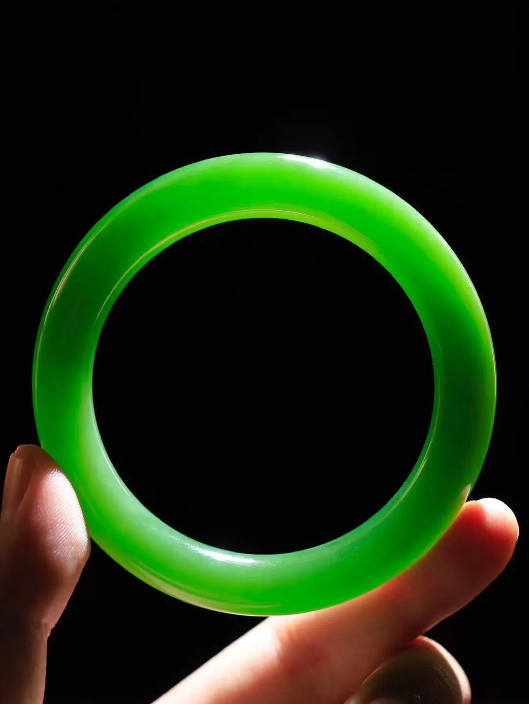 【悠悠芳华.镯】

典藏级臻品和田玉碧玉猫眼圆条手镯 玉质温润 青葱岁月，尽收腕中，婉转流畅，凝岁月悠长。盈一眸恬淡，挽一抹绿意。重63.6克 内径58.5mm尺寸11.5-10.8mm   861201855A