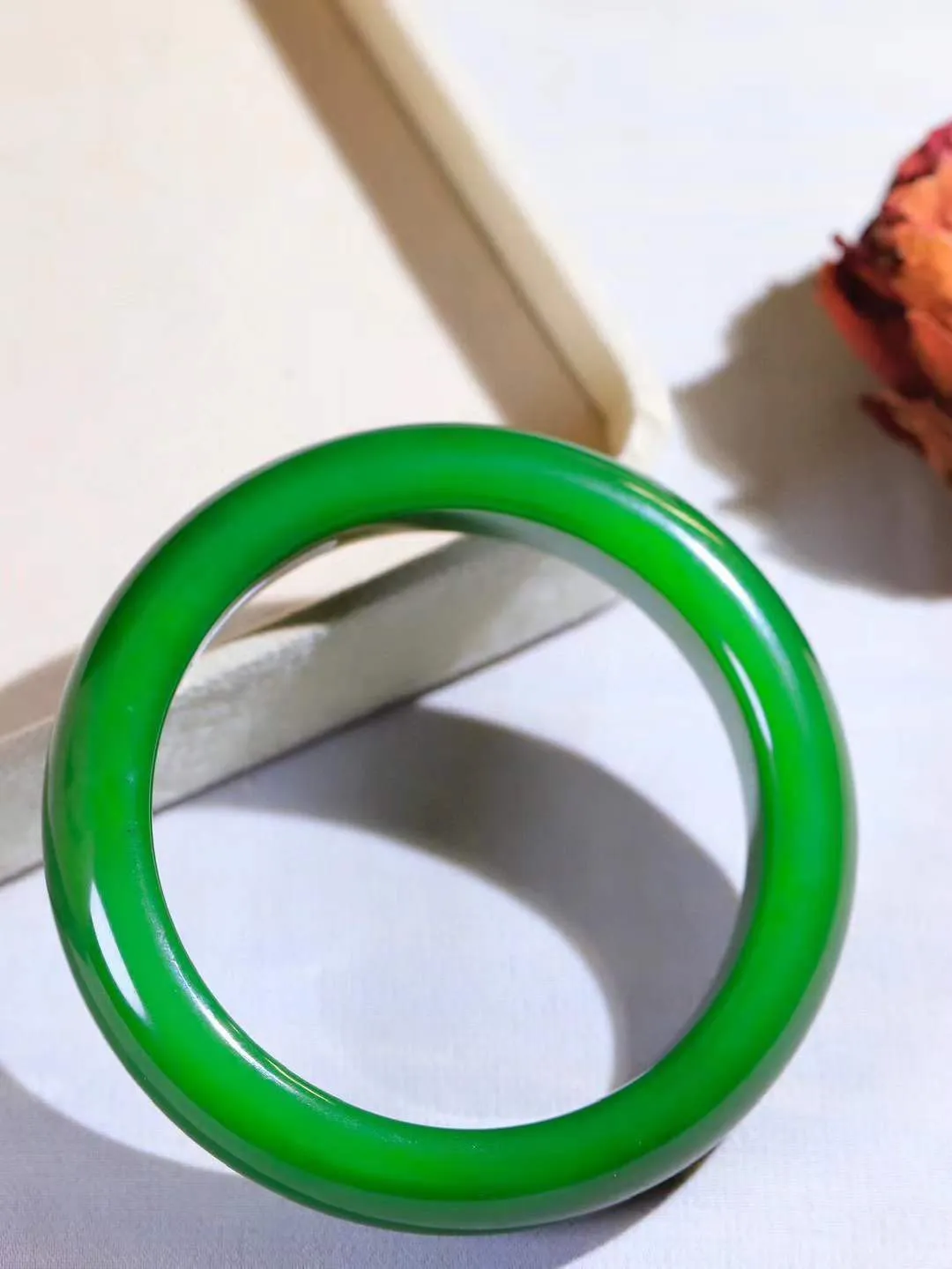 【碧波流转·手镯】

传承级臻品️和田玉碧玉手镯，玉质细腻温润，手感舒适，️线条流畅，简约大气，美自天成，佩戴于腕间，婉约之美，举手投足间透出那份低调奢华，醉人心扉。
重87.5克 内径圈口61.5mm尺寸15-10mm  FDA-131201808