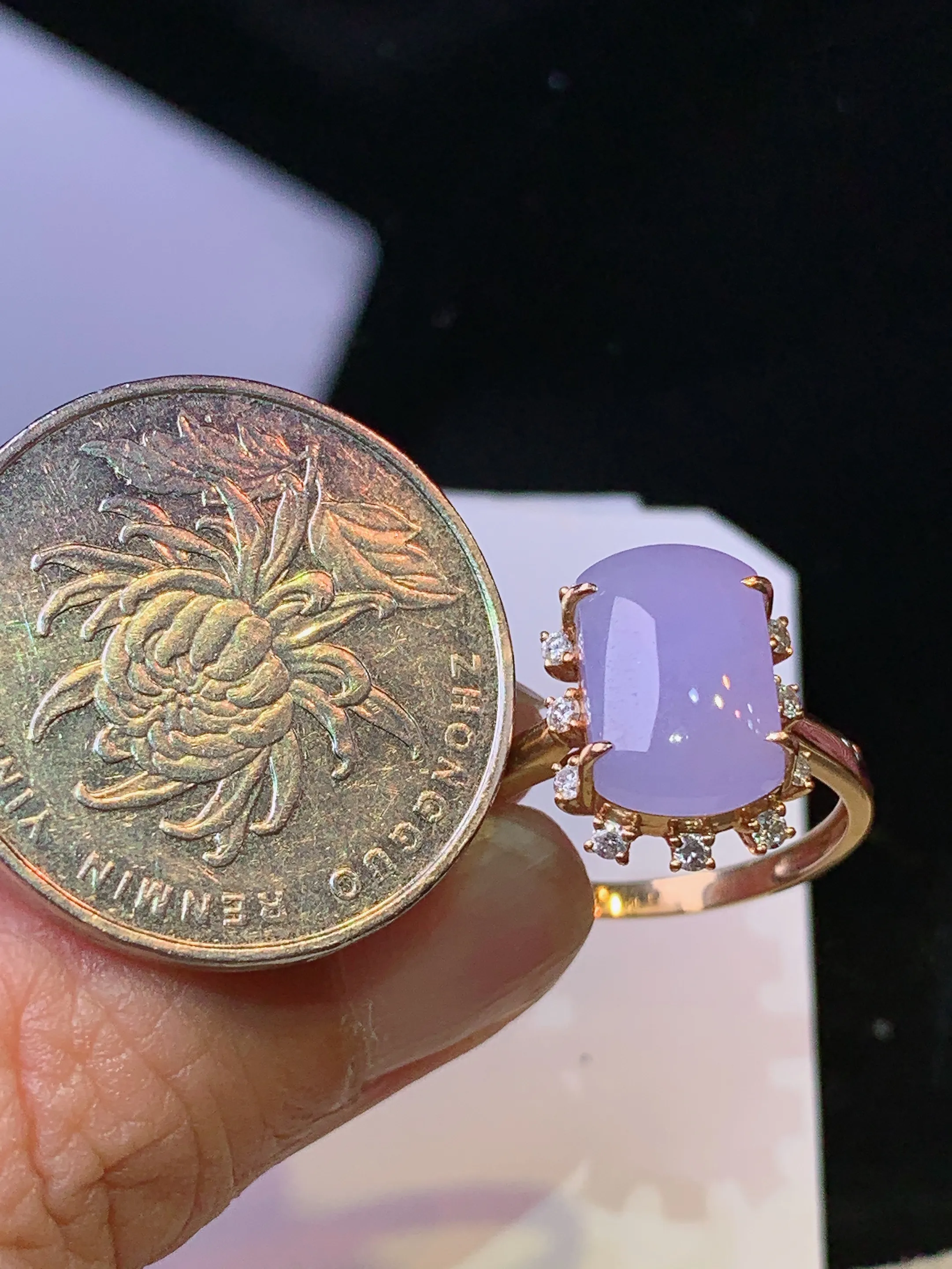 18k金钻镶嵌紫罗兰无事牌戒指 玉质细腻 色泽清新艳丽 圈口14 整体尺寸14.6*10.5*7.5