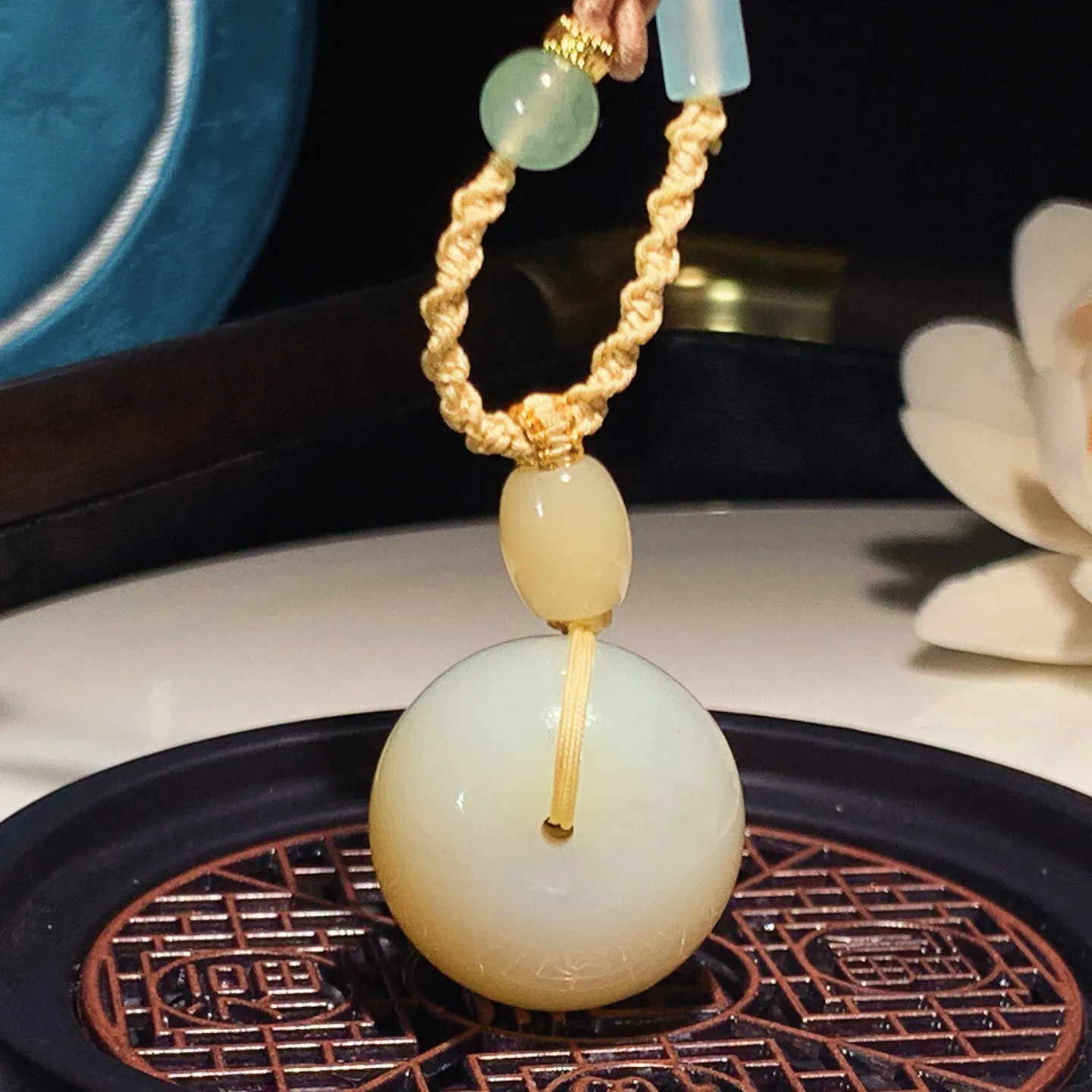 新疆和田玉蜜糖且末糖平安扣挂件。尺寸22/18重18.5克。玉质细腻油润。手推出油。品相大气。lt251218