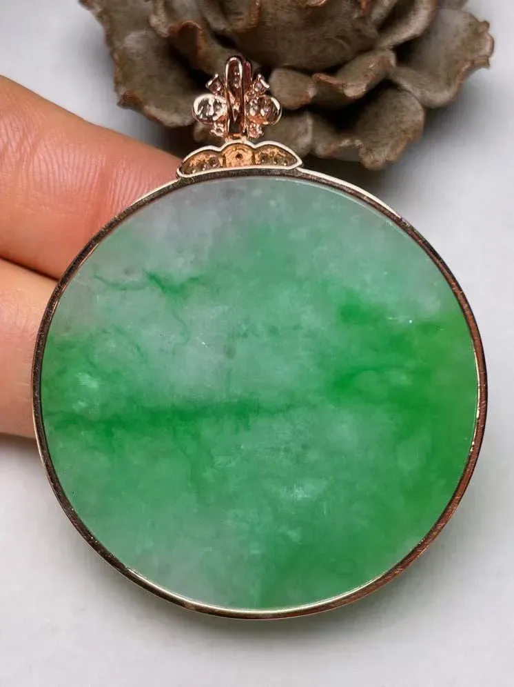 冰糯种辣色平安扣吊坠、真金真钻镶嵌，种水好，玉质细腻 .裸石尺寸 40.5