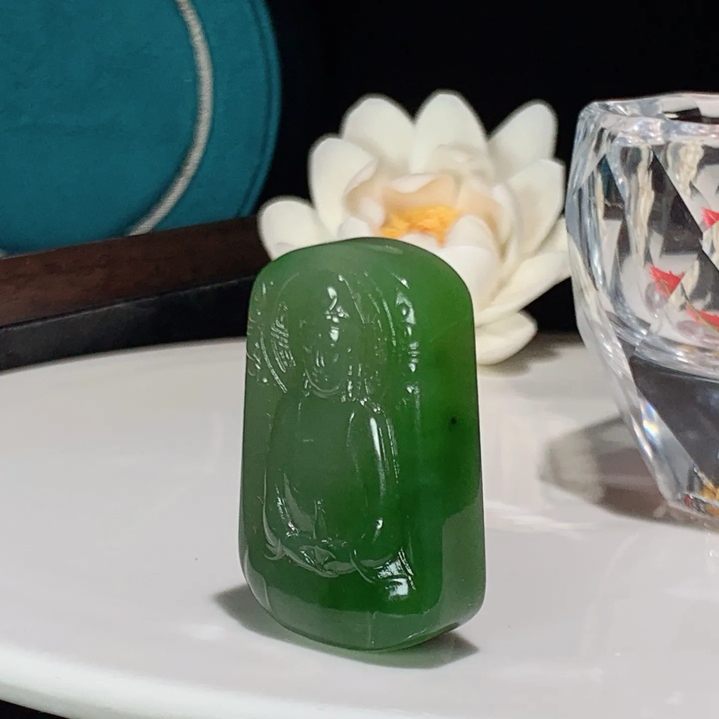 和田玉菠菜绿俄罗斯碧玉静瓶观音挂件。尺寸40/26/11重26.8克。玉质细腻油润。手推出油。品相大