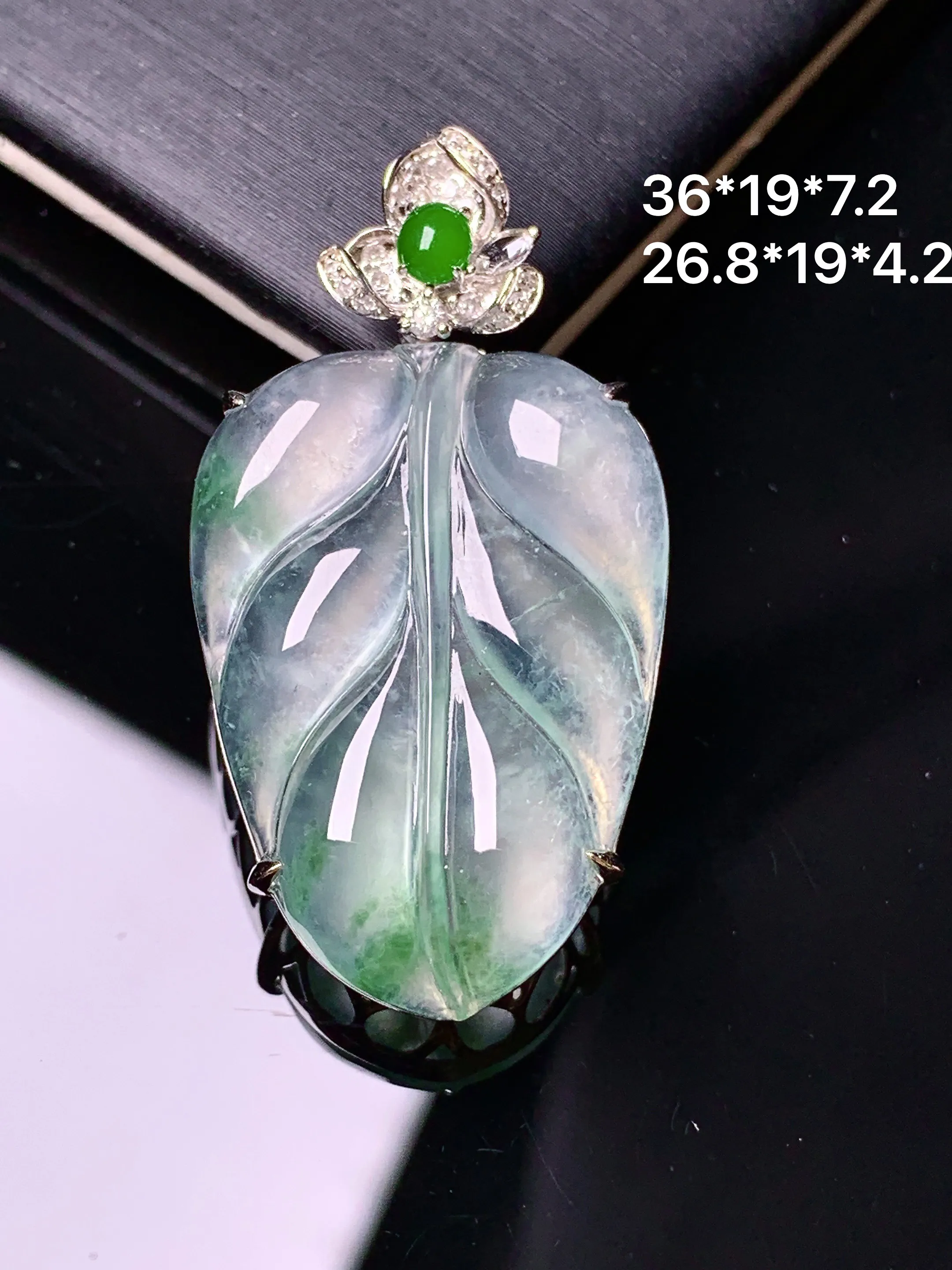 18k金钻镶嵌冰种树叶吊坠 玉质细腻 色泽清新艳丽 整体尺寸36*19*7.2