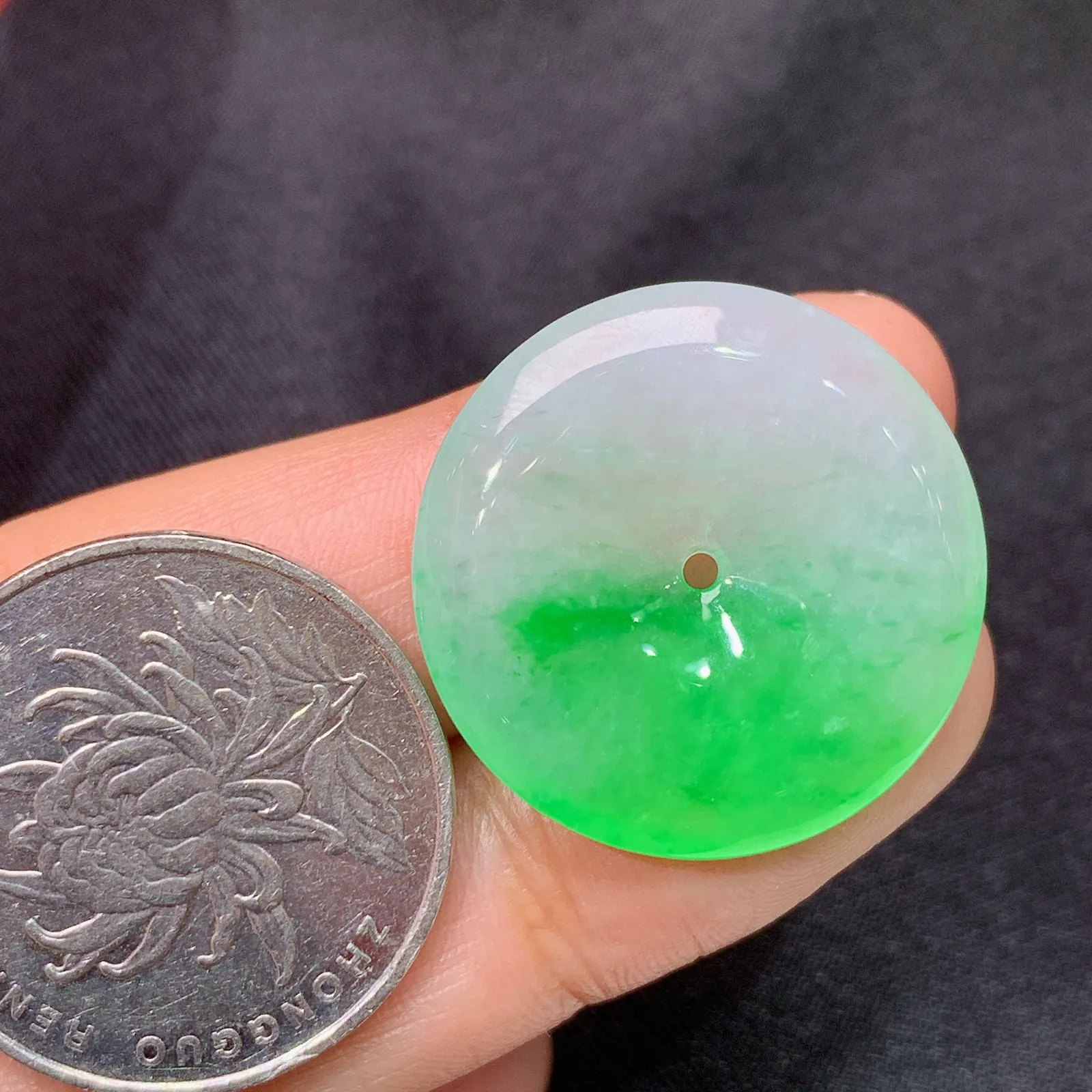 冰飘绿平安扣，冰润色阳，玉质细腻，种水足，Cj 尺寸24.6*4.5