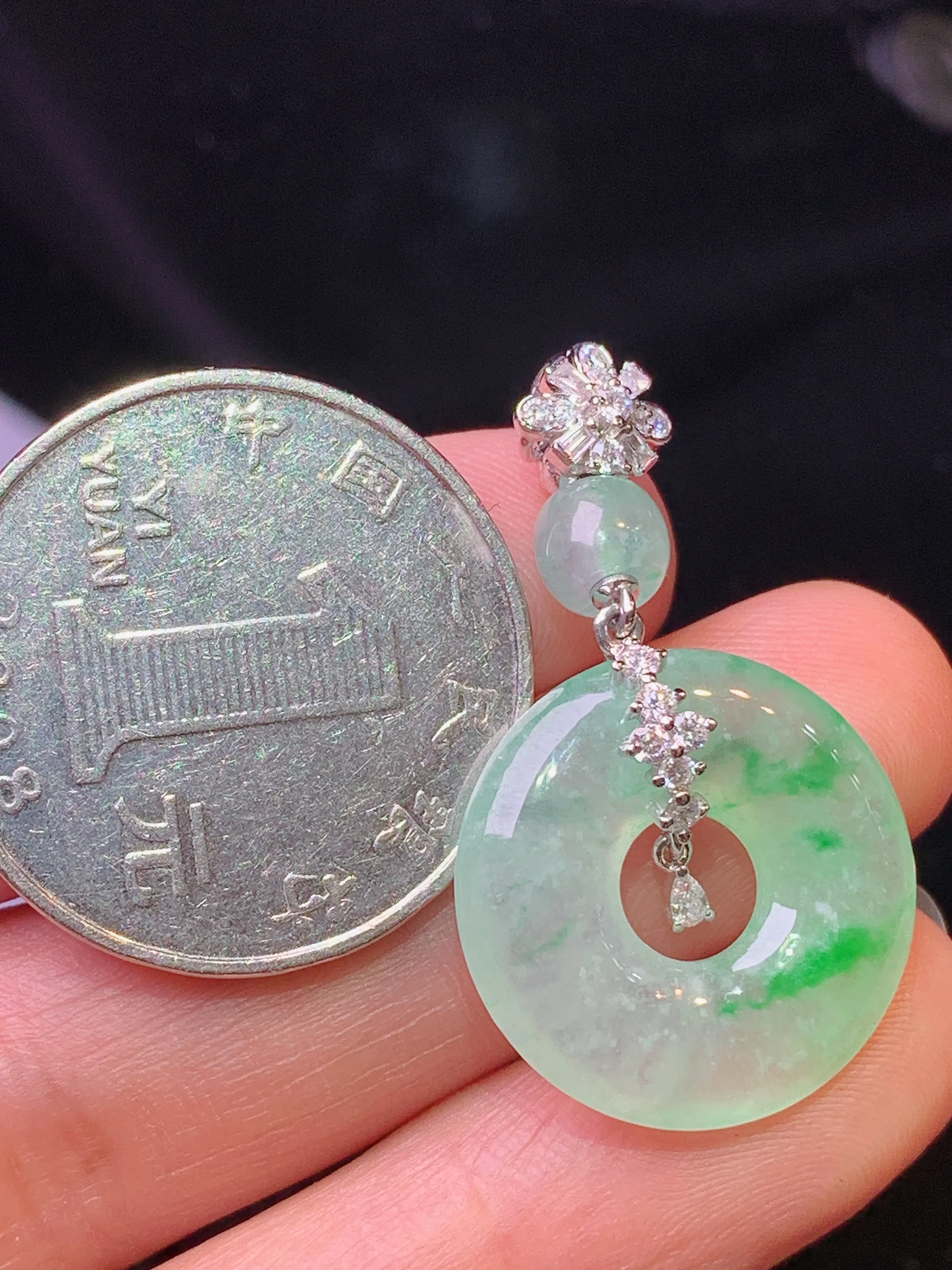 18k金钻镶嵌飘绿平安环吊坠 玉质细腻 色泽清新艳丽 整体尺寸34.6*19.6*4