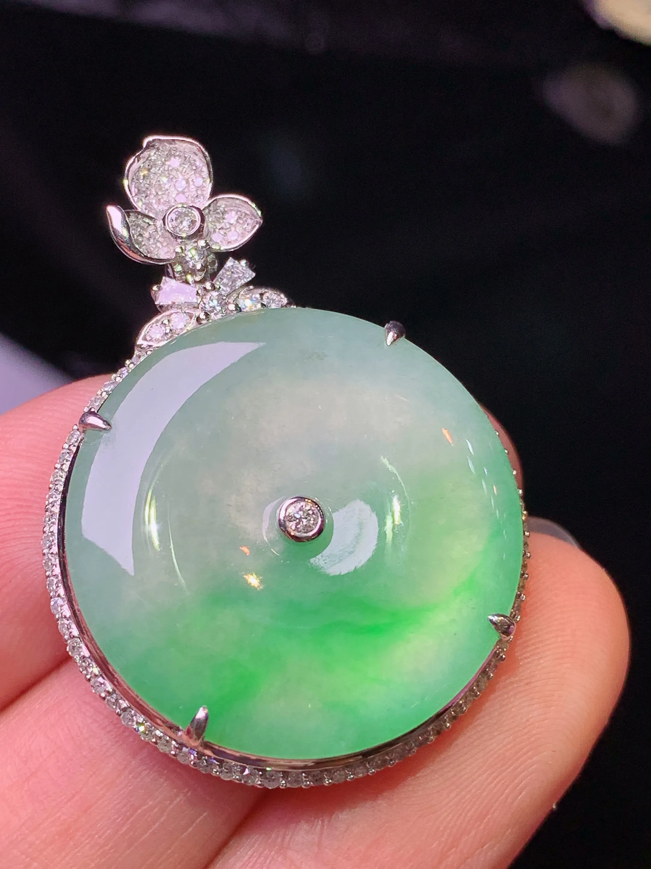 18k金钻镶嵌冰种飘绿平安扣吊坠 玉质细腻 色泽清新艳丽 整体尺寸36.2*25.8*7.2