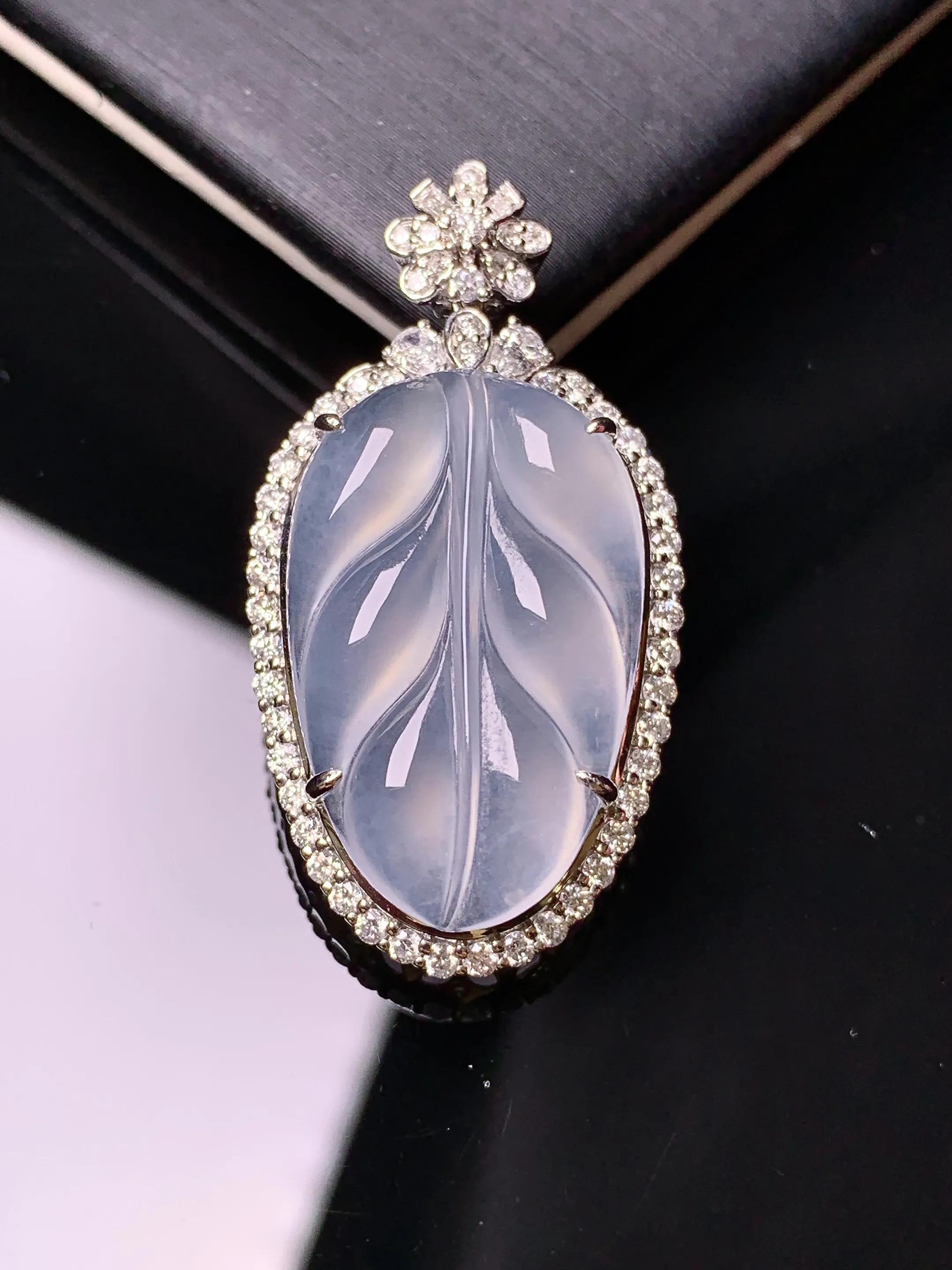 18k金钻镶嵌冰种树叶吊坠 玉质细腻 色泽清新艳丽 整体尺寸35.2*18.6*8.7