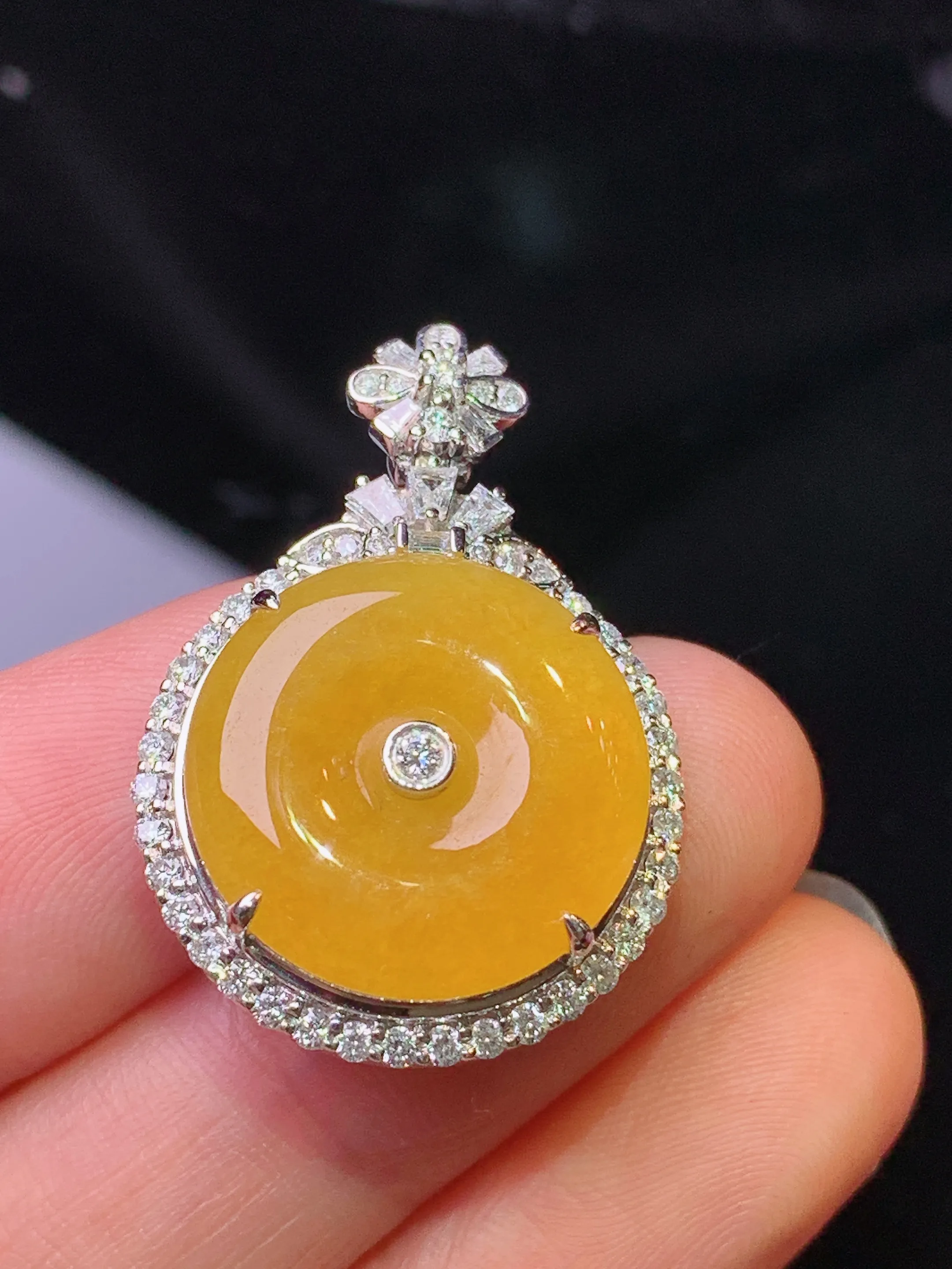 18k金钻镶嵌黄翡平安扣吊坠 玉质细腻 色泽清新艳丽 整体尺寸29.5*20.6*8.2