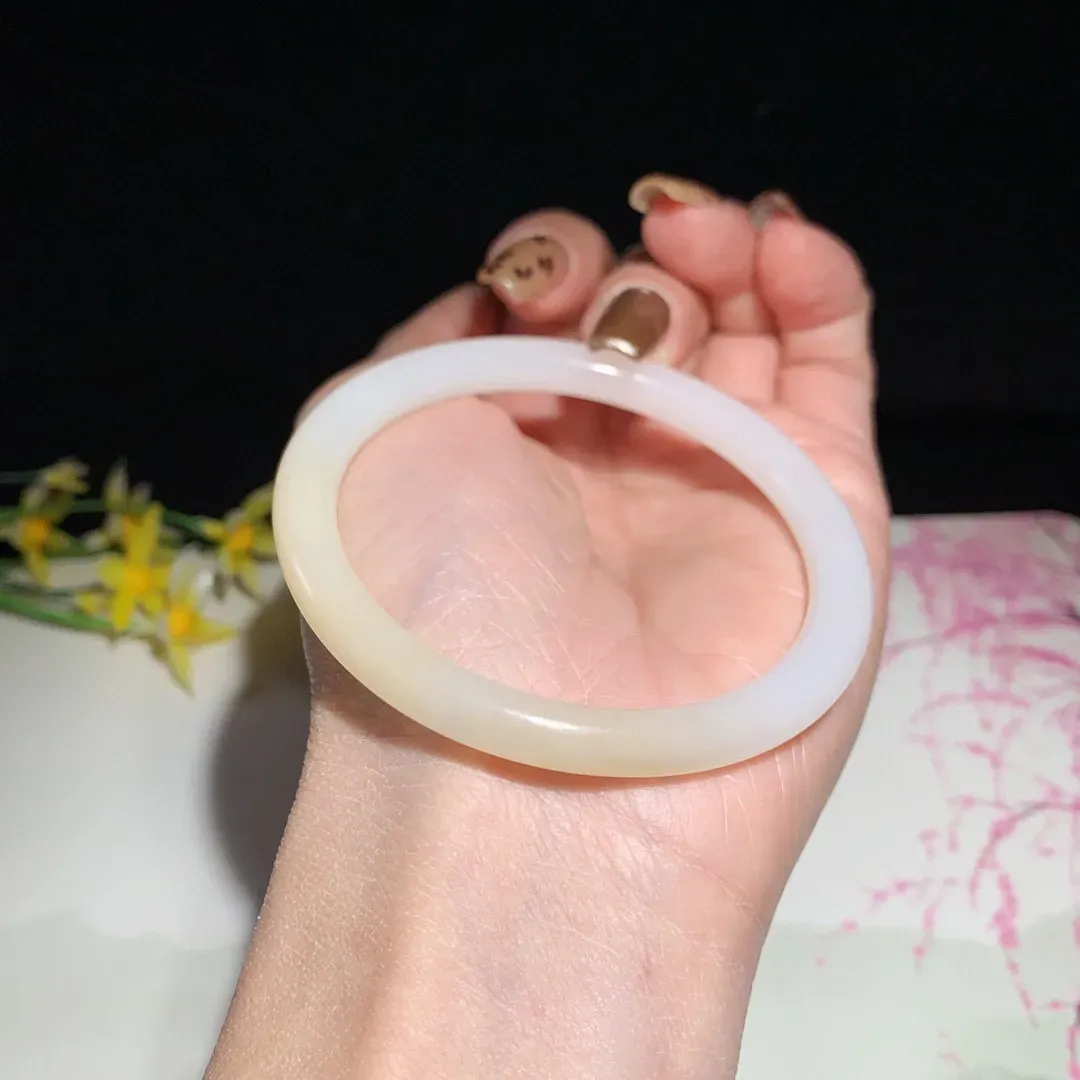 和田玉55圈口藕粉色手镯！圈口55宽7.3玉质细腻油润 底色纯净 无裂无杂 脂粉好，品质高