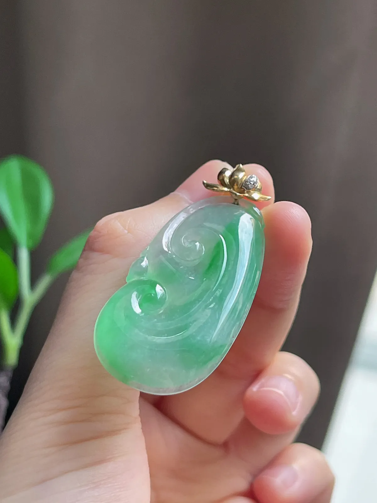 18k金镶嵌翡翠冰糯种飘绿如意