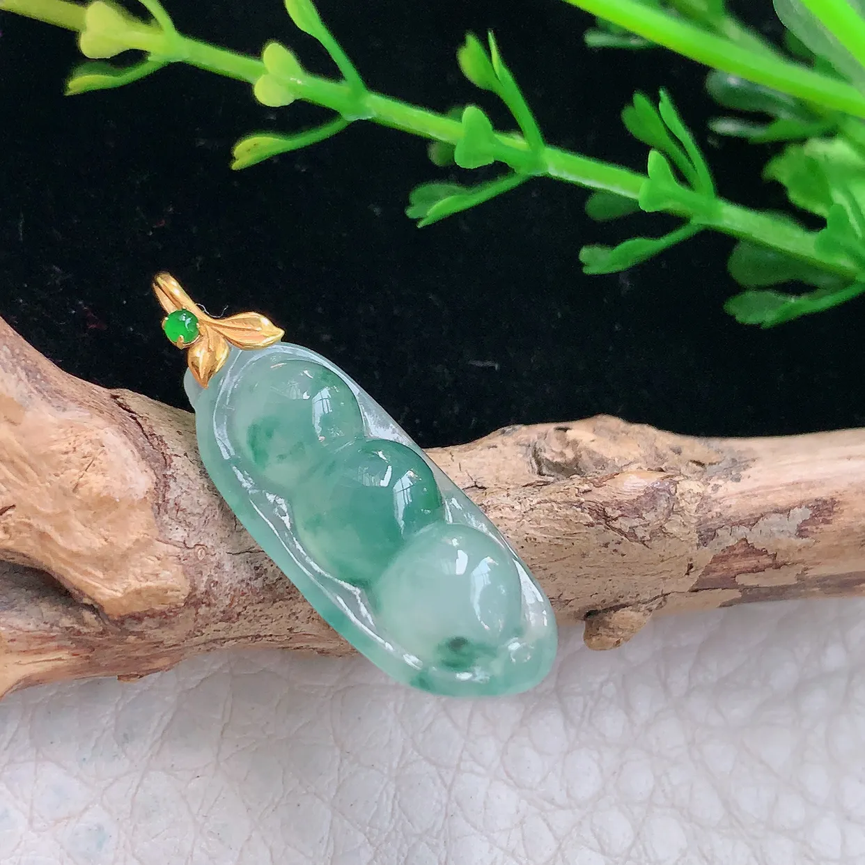 Lz实拍29.2*11.2*5.5天然缅甸翡翠冰飘花福豆吊坠 镶18k金扣四季豆玉坠