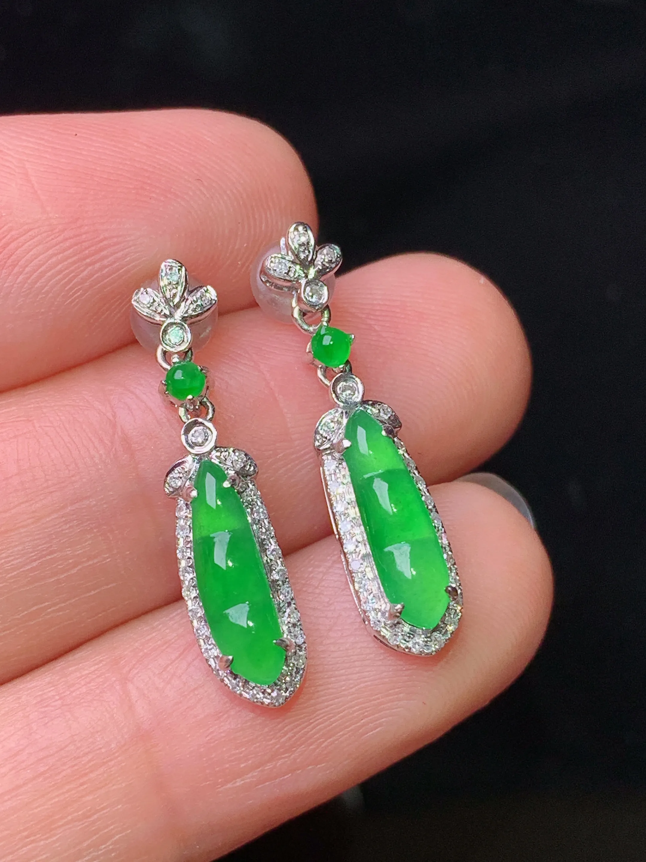 18k金钻镶嵌满绿四季豆吊坠 玉质细腻 色泽清新艳丽 整体尺寸23.2*5.3*5