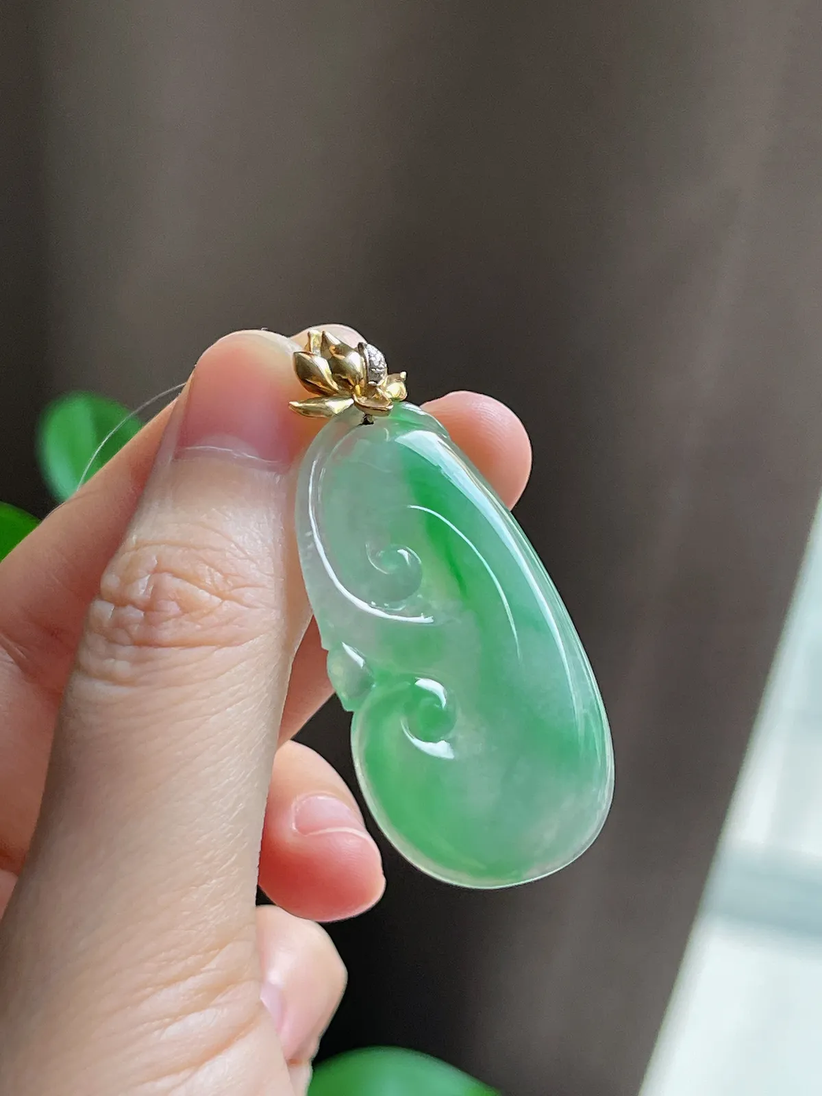 18k金镶嵌翡翠冰糯种飘绿如意
