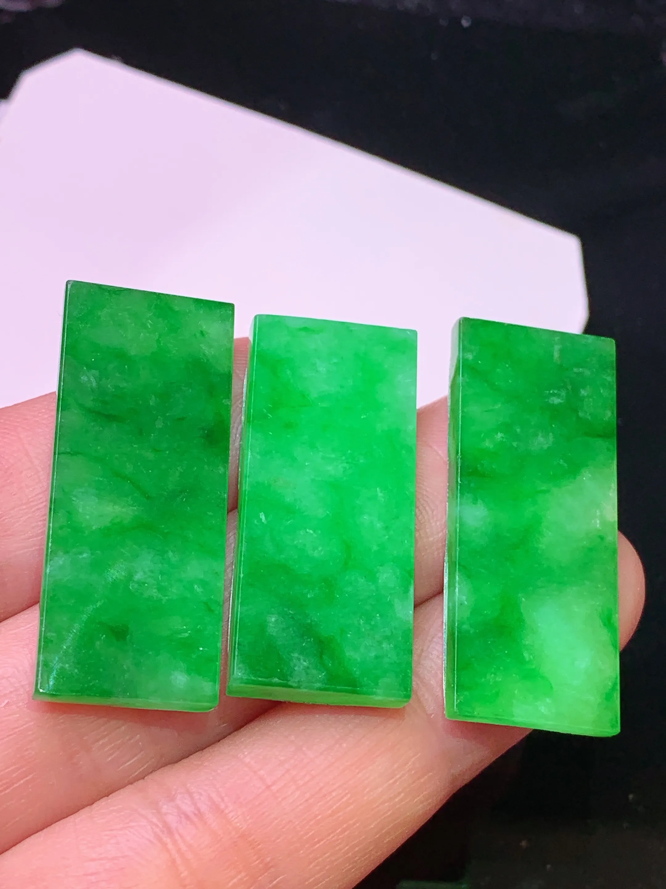 镶嵌款 满绿无事牌一手 玉质细腻 色泽清新艳丽 整体尺寸32.3*13*2.8