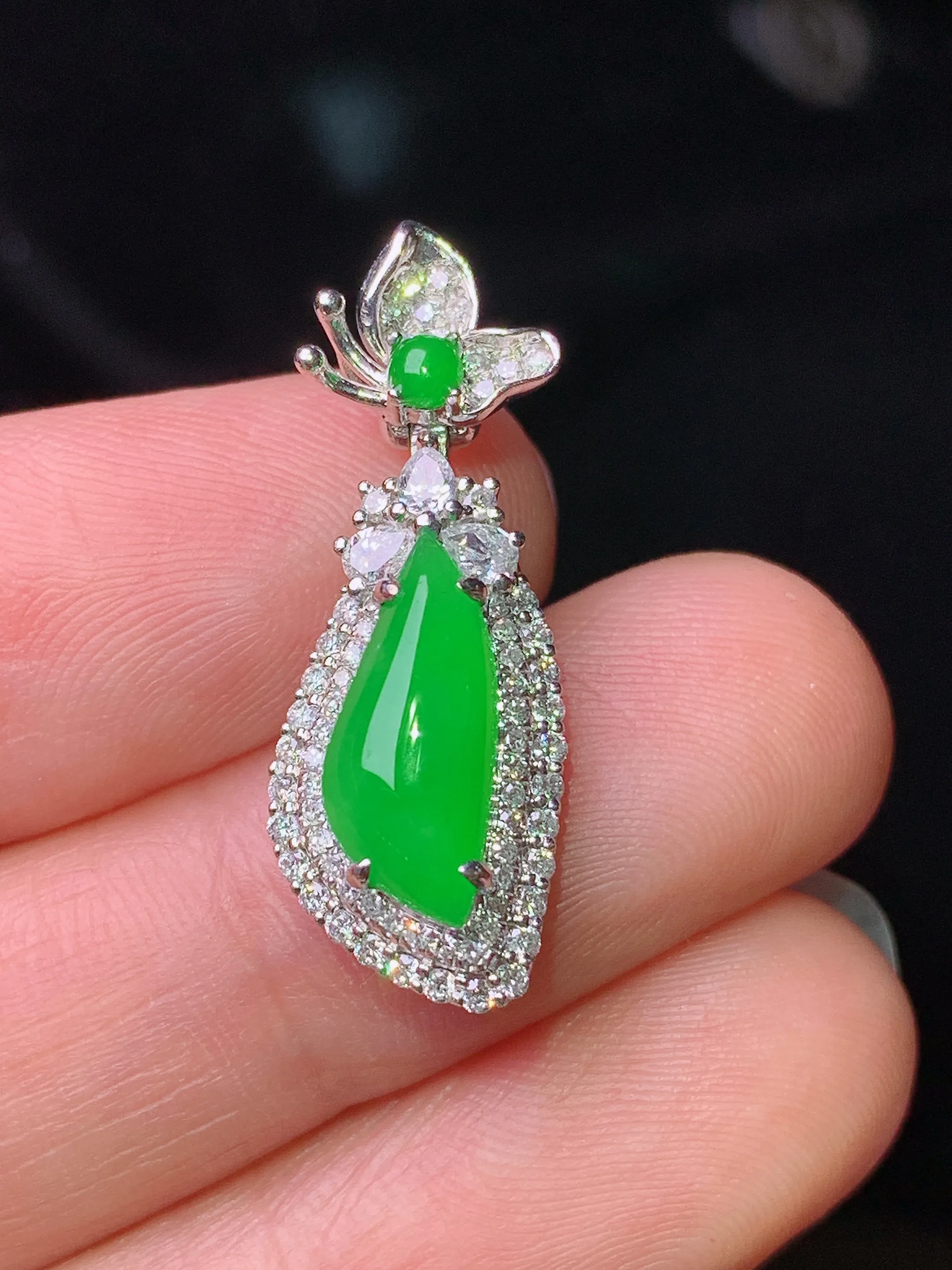 18k金钻镶嵌满绿随形吊坠 玉质细腻 色泽清新艳丽 整体尺寸26.6*9.8*7.2