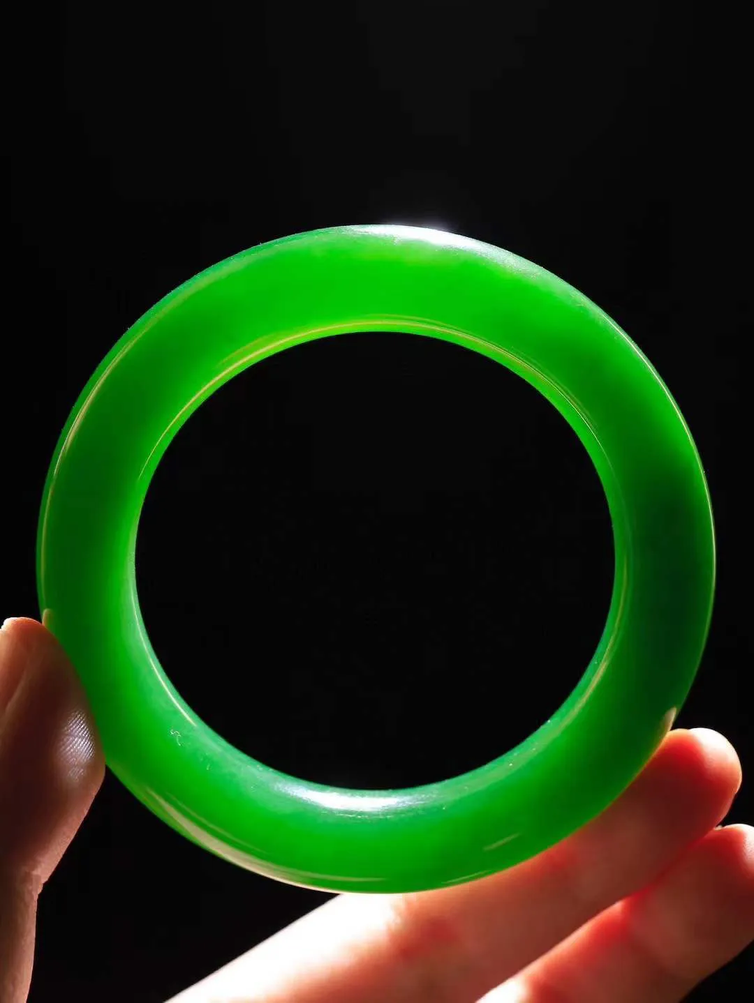 【碧色荡漾·手镯】

收藏级臻品和田玉碧玉猫眼圆条手镯，玉质细腻温润，手感舒适，️线条流畅，简约大气，美自天成，佩戴于腕间，婉约之美，举手投足间透出那份低调奢华，醉人心扉。重81.8克  内径圈口57mm  尺寸13-12.5mm  FDA-661251833