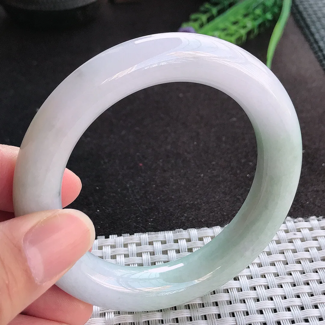 天然A货翡翠56/12.5/12老坑精美温润飘阳绿了胖圆条手镯玉镯