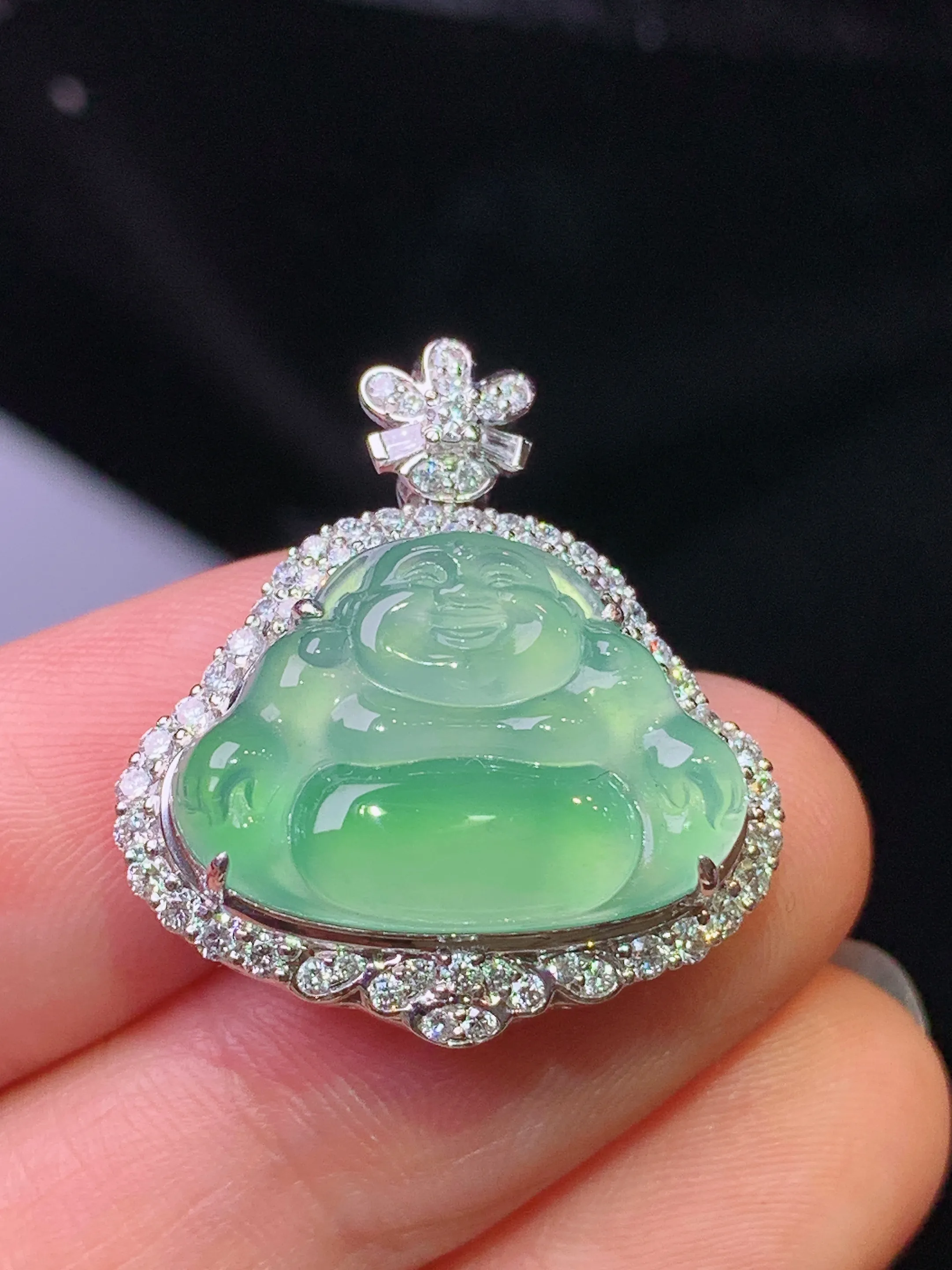 18k金钻镶嵌翠绿佛公吊坠 玉质细腻 色泽清新艳丽 整体尺寸25.5*22.5*9.2