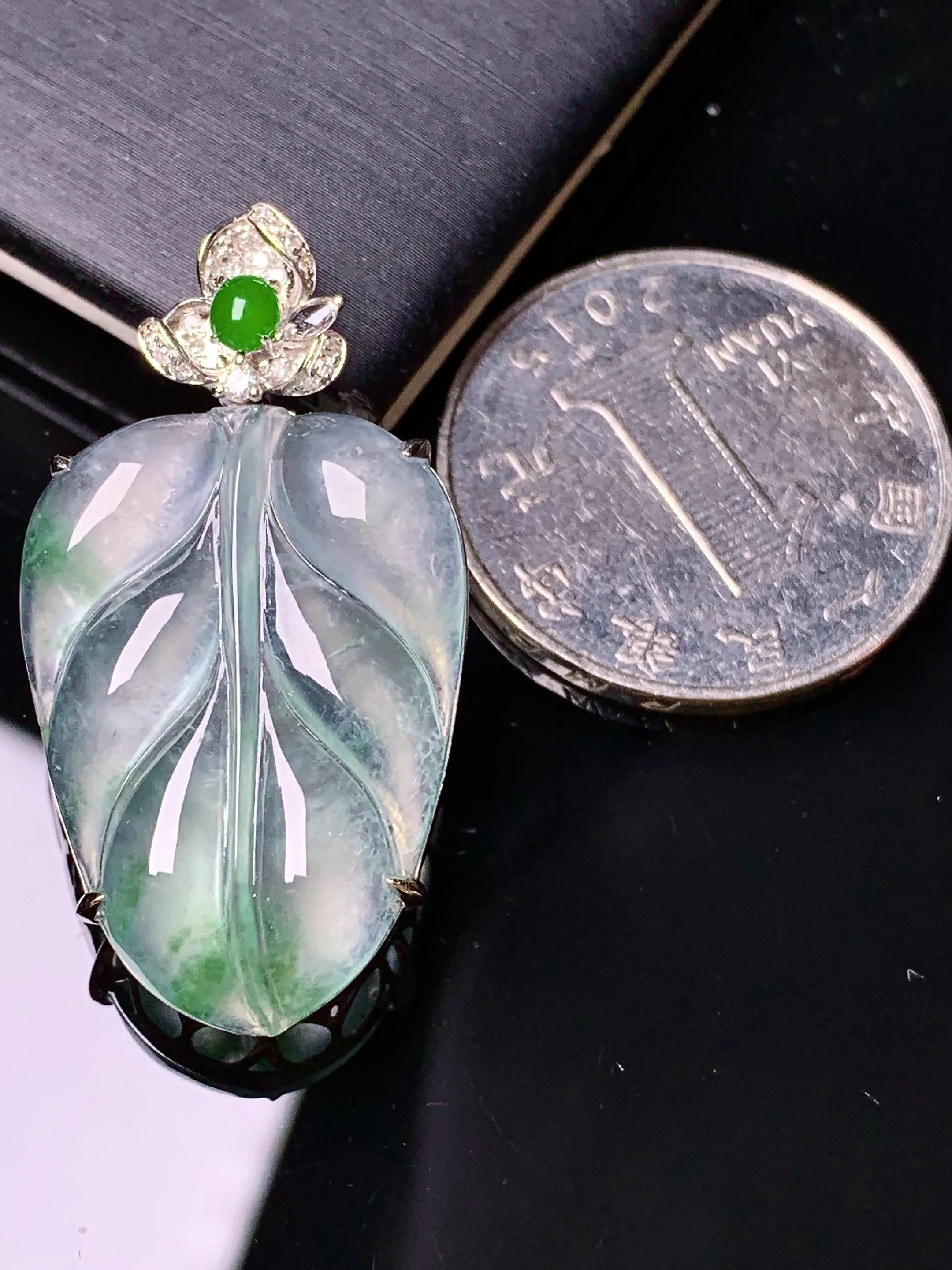 18k金钻镶嵌冰种树叶吊坠 玉质细腻 色泽清新艳丽 整体尺寸36*19*7.2