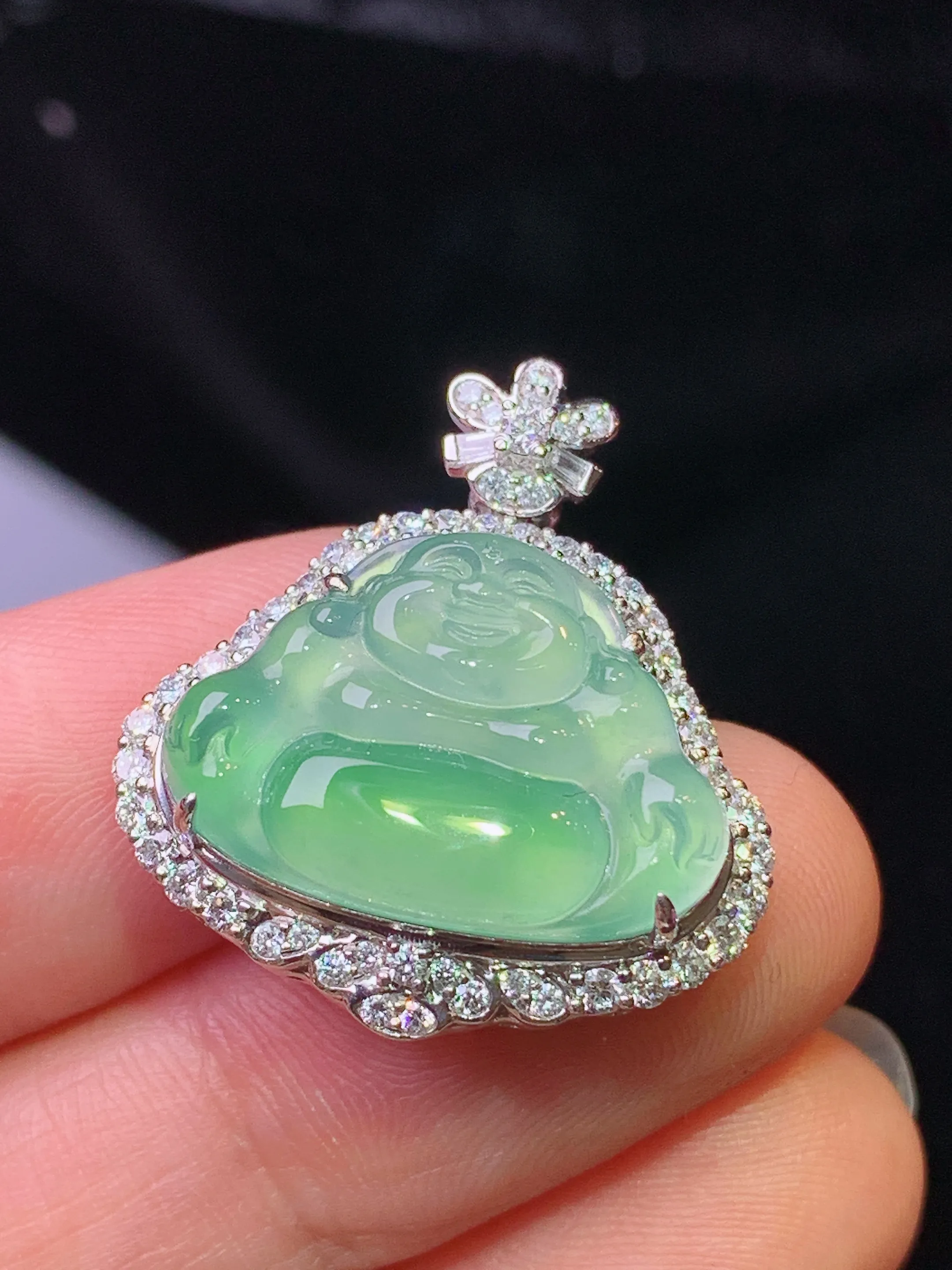 18k金钻镶嵌翠绿佛公吊坠 玉质细腻 色泽清新艳丽 整体尺寸25.5*22.5*9.2