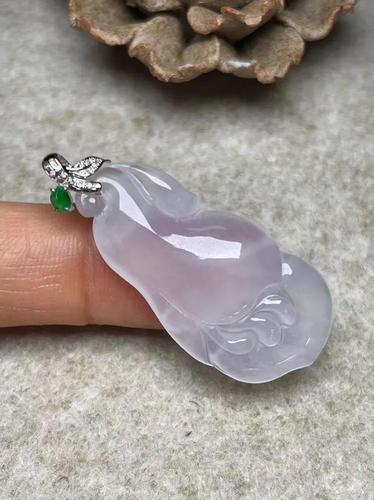 冰种心心相连吊坠、真金真钻镶嵌，种水好，玉质细腻 .裸石尺寸 35.2*17.0