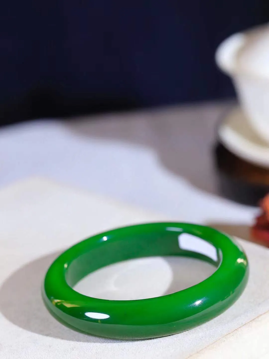 【碧波流转·手镯】

传承级臻品️和田玉碧玉手镯，玉质细腻温润，手感舒适，️线条流畅，简约大气，美自天成，佩戴于腕间，婉约之美，举手投足间透出那份低调奢华，醉人心扉。
重87.5克 内径圈口61.5mm尺寸15-10mm  FDA-131201808