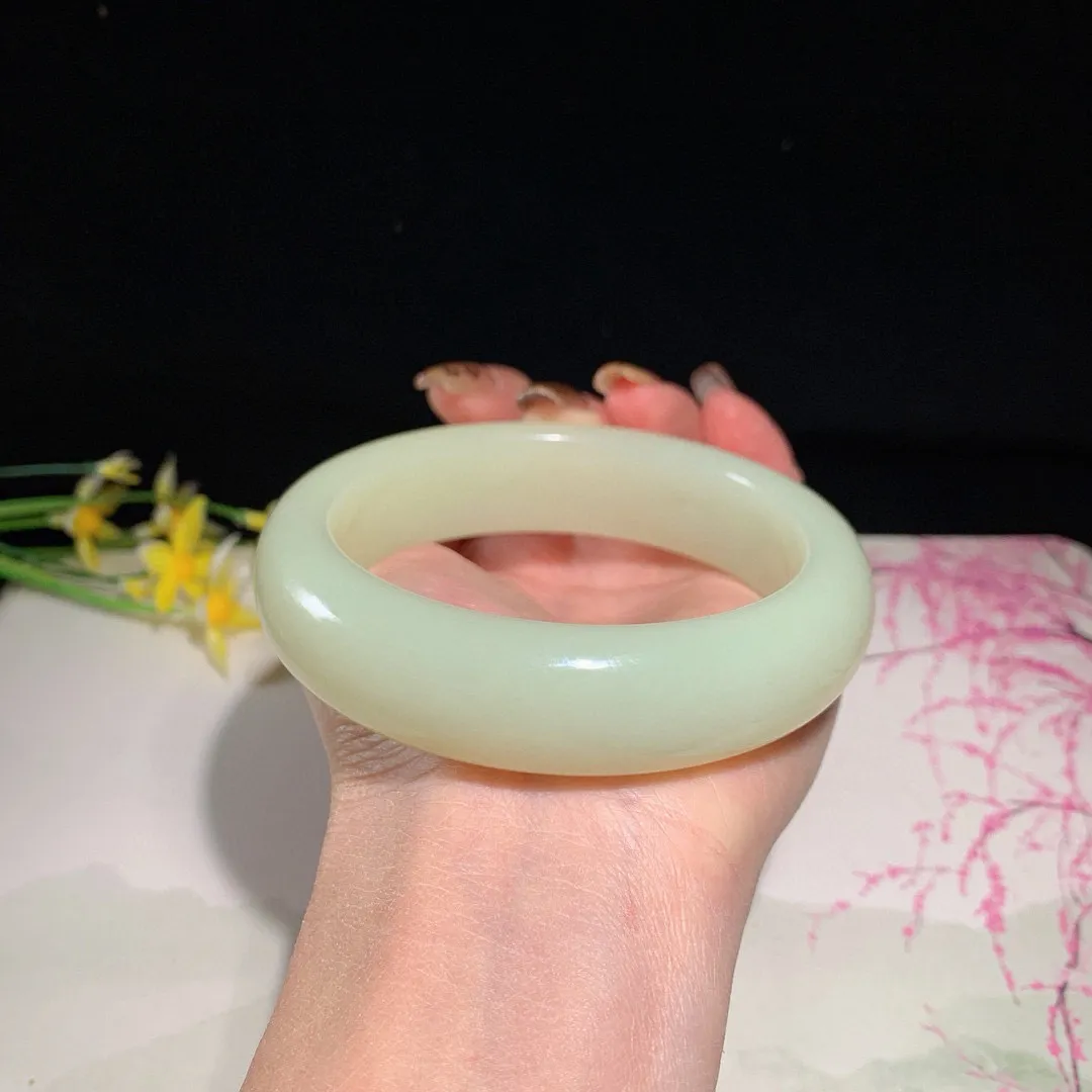 和田玉63圈口黄口料宽版手镯！玉质细腻油润 底色纯净 无裂无杂 脂粉好，品质好！