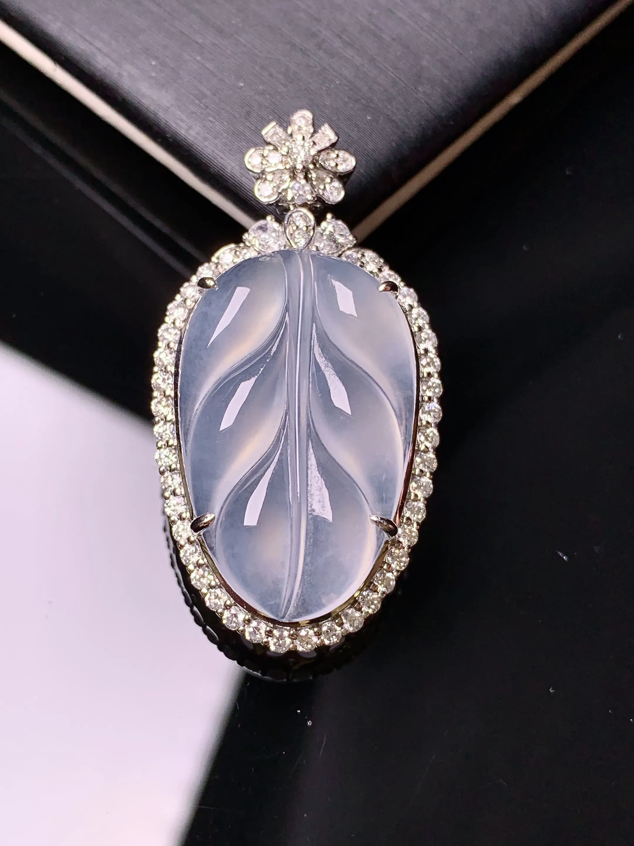 18k金钻镶嵌冰种树叶吊坠 玉质细腻 色泽清新艳丽 整体尺寸35.2*18.6*8.7