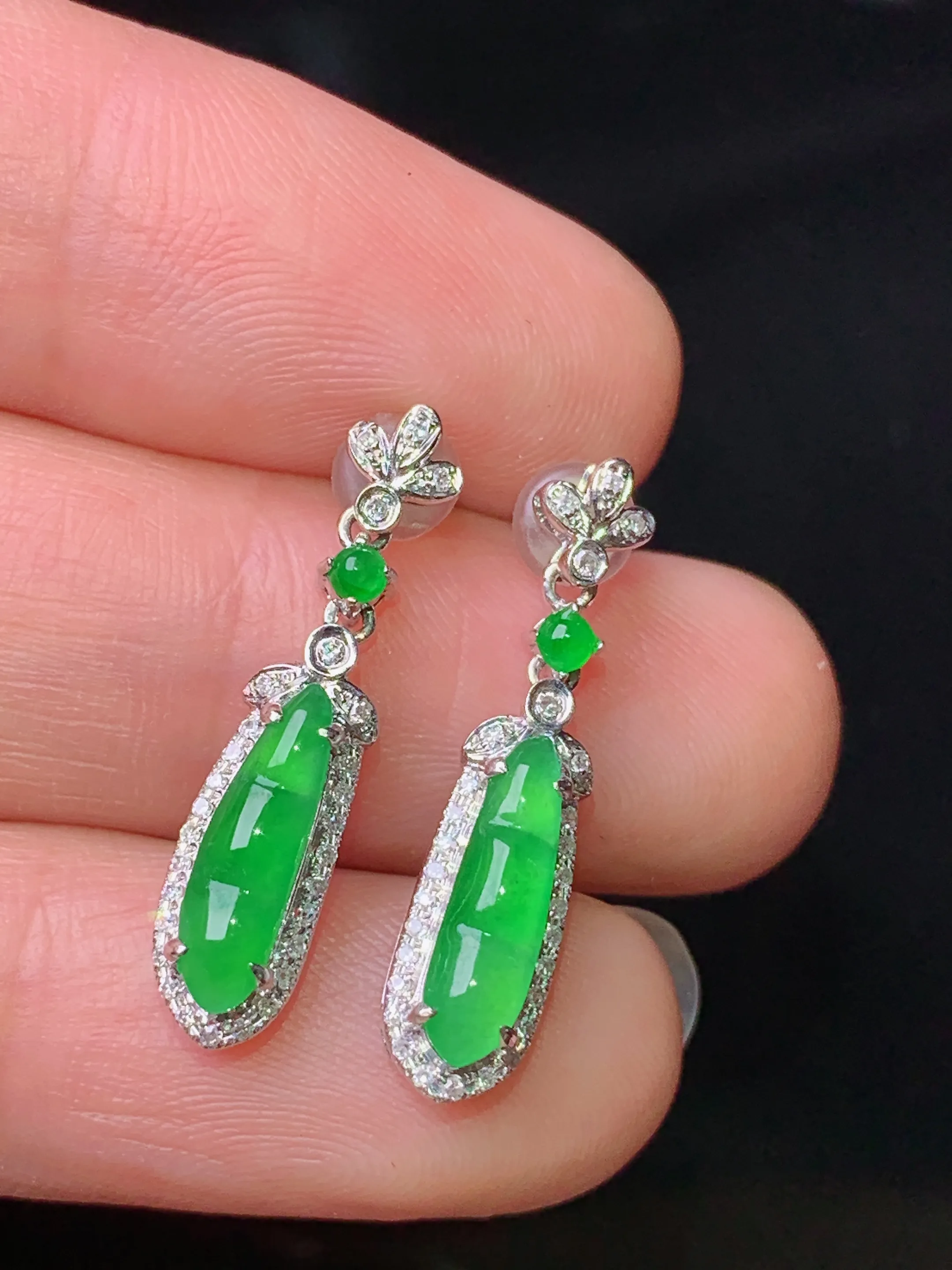 18k金钻镶嵌满绿四季豆吊坠 玉质细腻 色泽清新艳丽 整体尺寸23.2*5.3*5