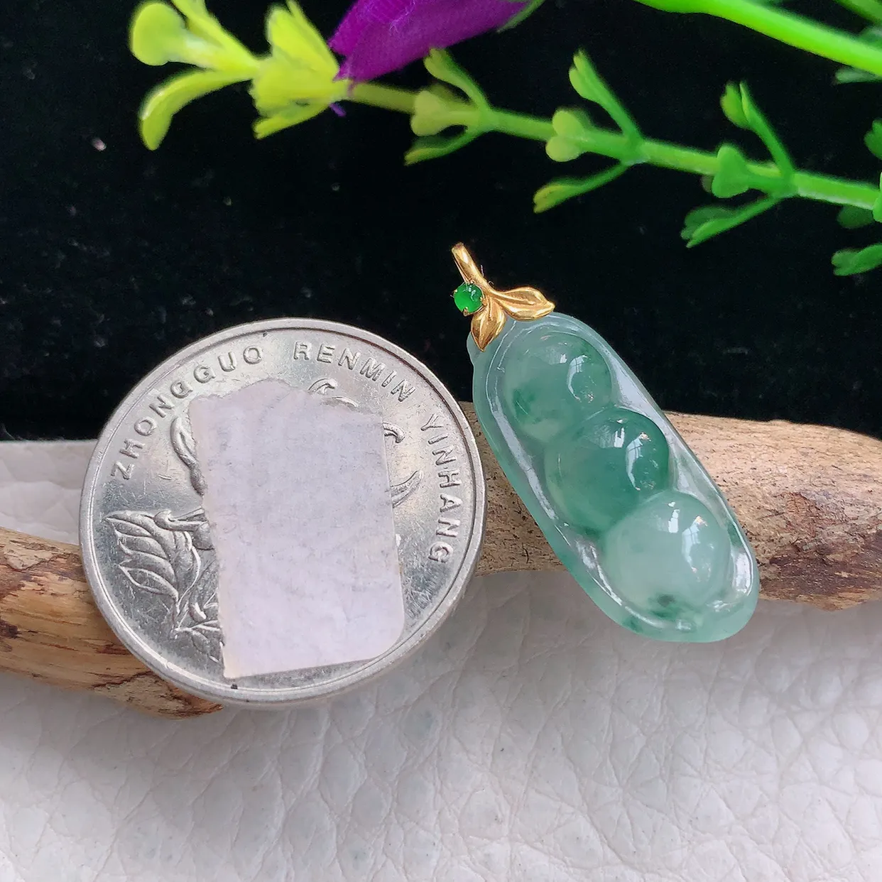 Lz实拍29.2*11.2*5.5天然缅甸翡翠冰飘花福豆吊坠 镶18k金扣四季豆玉坠