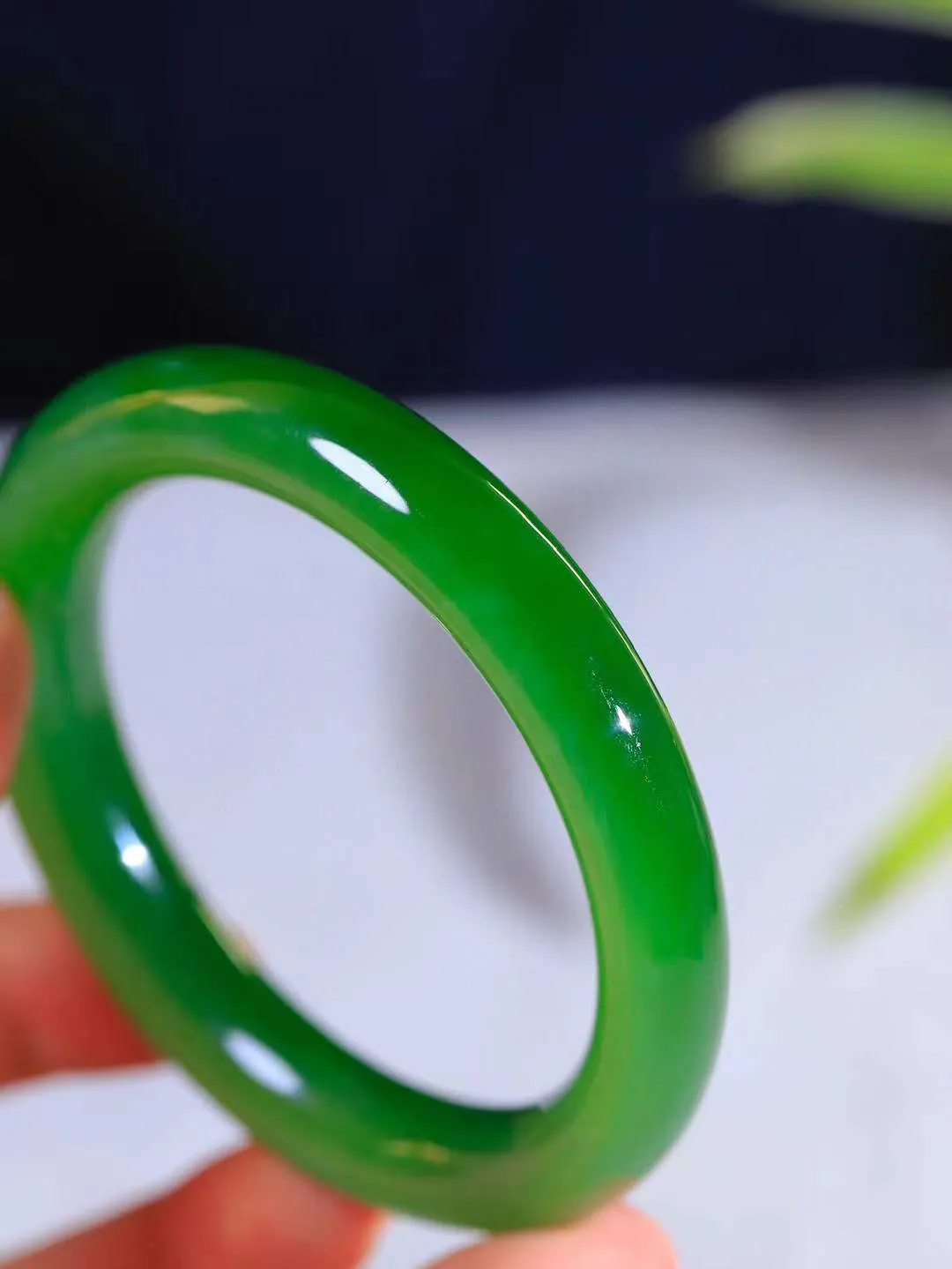 【悠悠芳华.镯】

典藏级臻品和田玉碧玉猫眼圆条手镯 玉质温润 青葱岁月，尽收腕中，婉转流畅，凝岁月悠长。盈一眸恬淡，挽一抹绿意。重63.6克 内径58.5mm尺寸11.5-10.8mm   861201855A