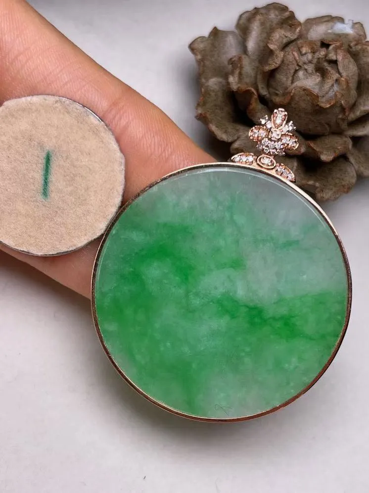 冰糯种辣色平安扣吊坠、真金真钻镶嵌，种水好，玉质细腻 .裸石尺寸 40.5