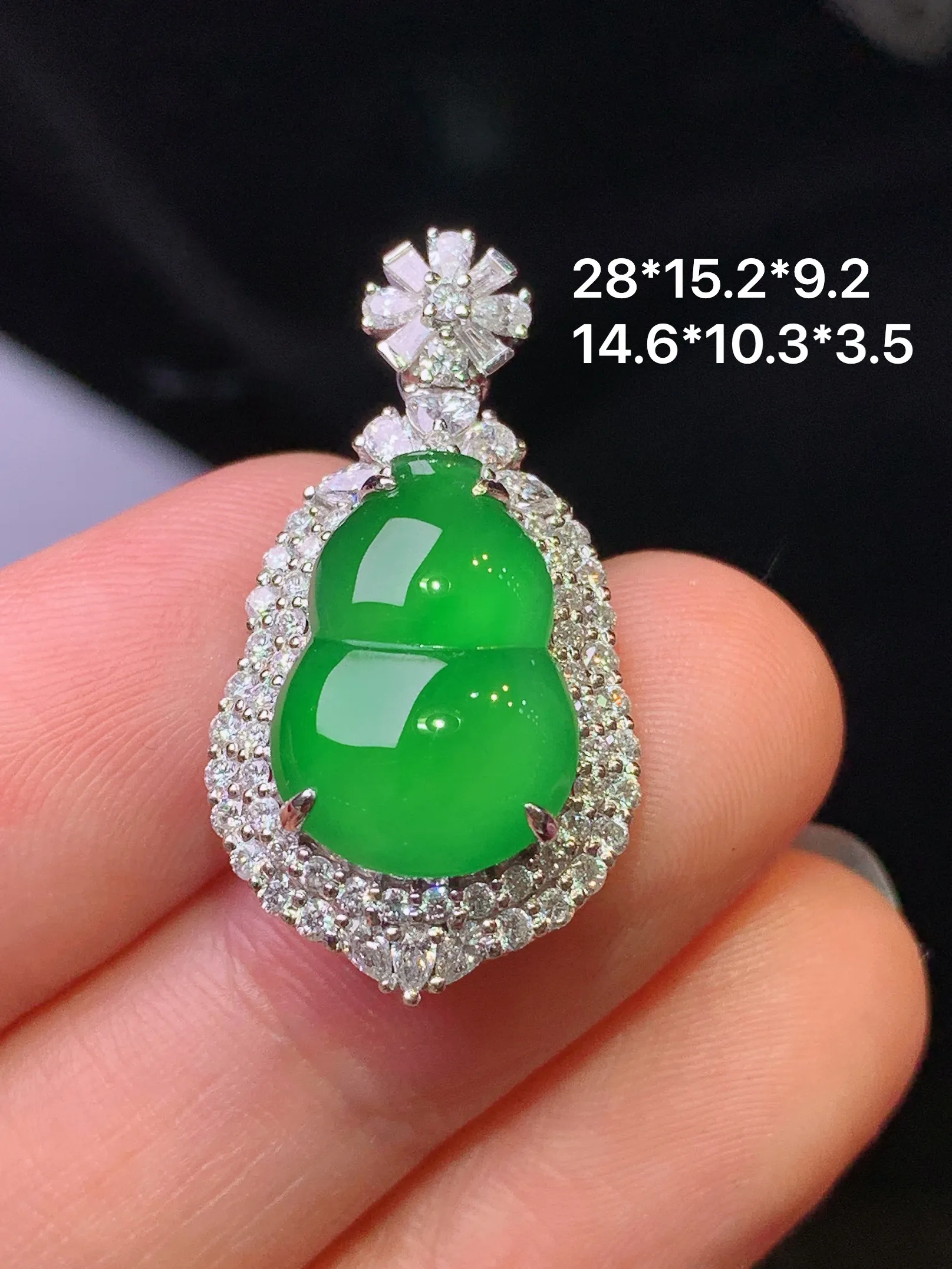 18k金钻镶嵌满绿葫芦吊坠 玉质细腻 色泽清新艳丽 整体尺寸28*15.2*9.2